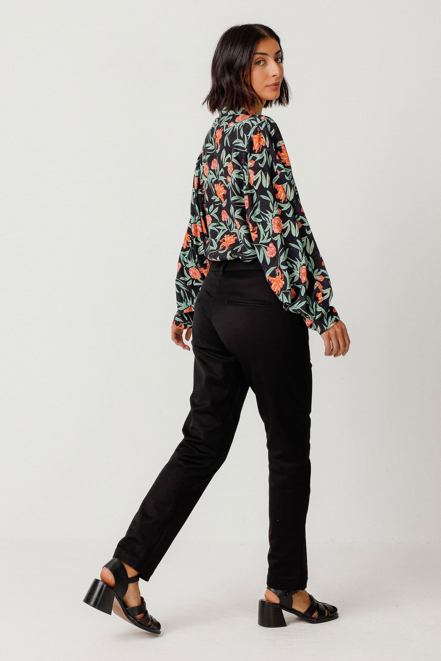 skfk femme pantalon ekora noir coton bio l armoire poethique  1