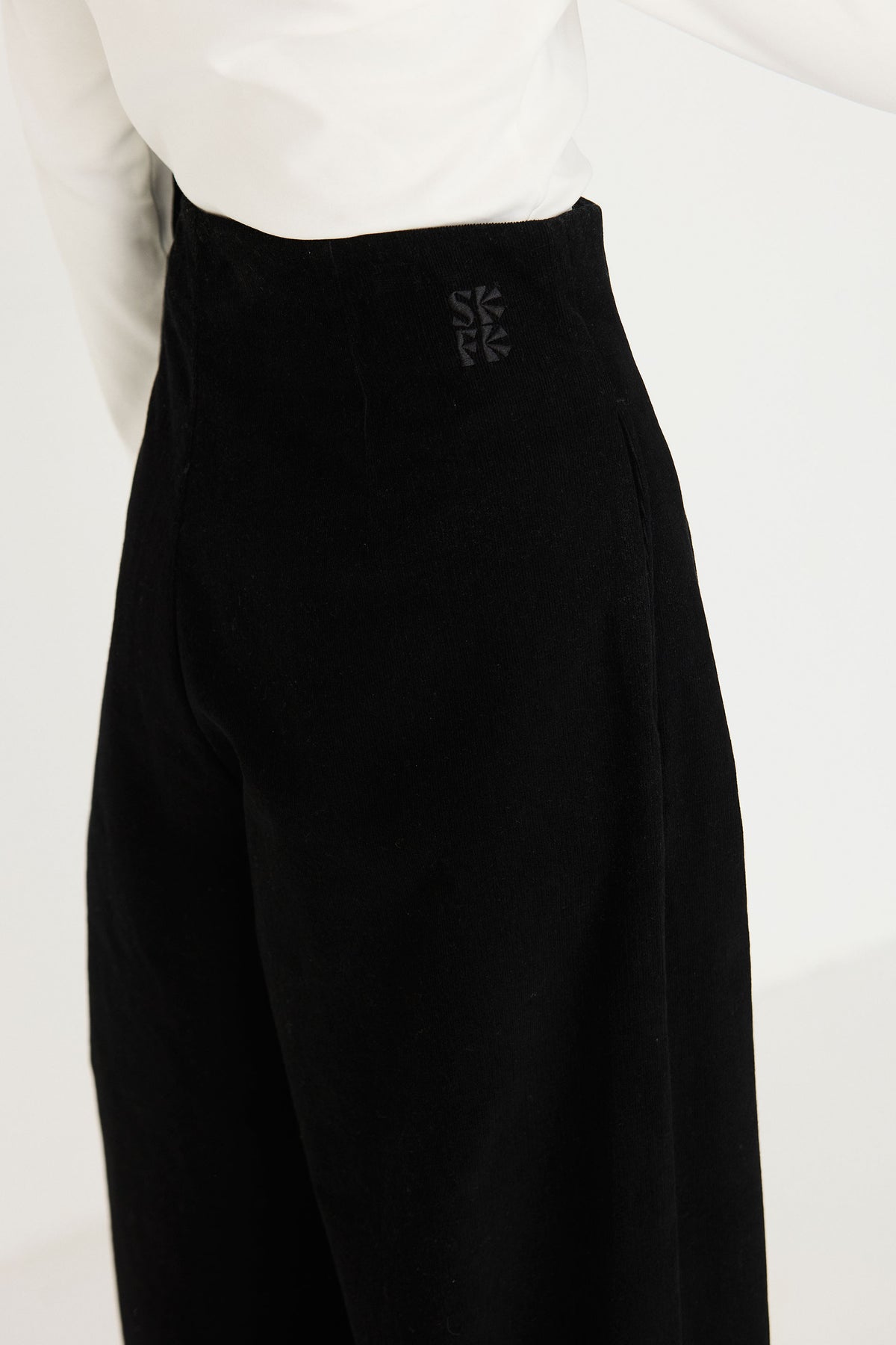 skfk femme pantalon large basabe coton bio noir armoire poethique 2