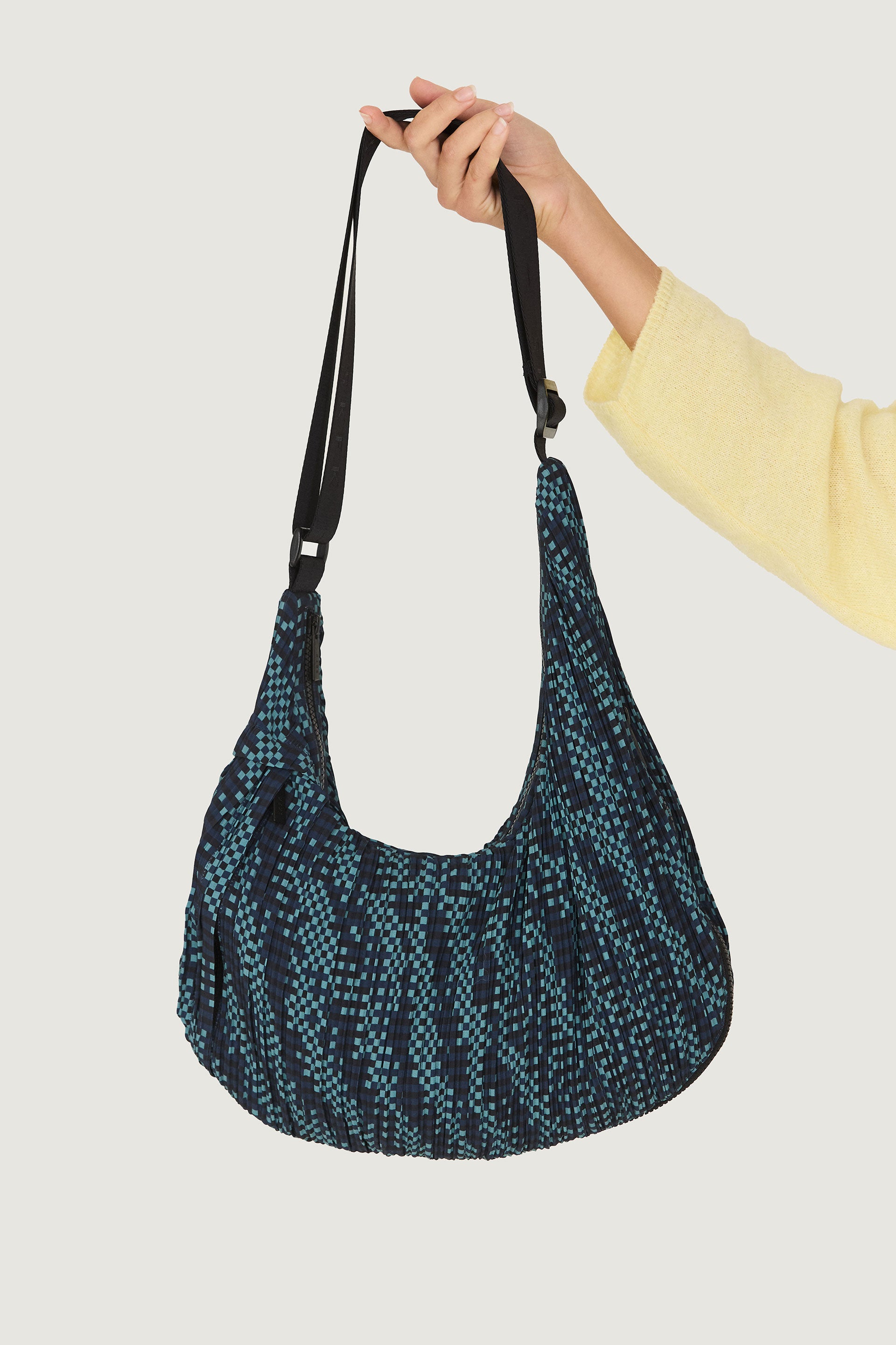 skfk femme sac besace kalamua polyester recycl bleu noir l armoire poethique 1