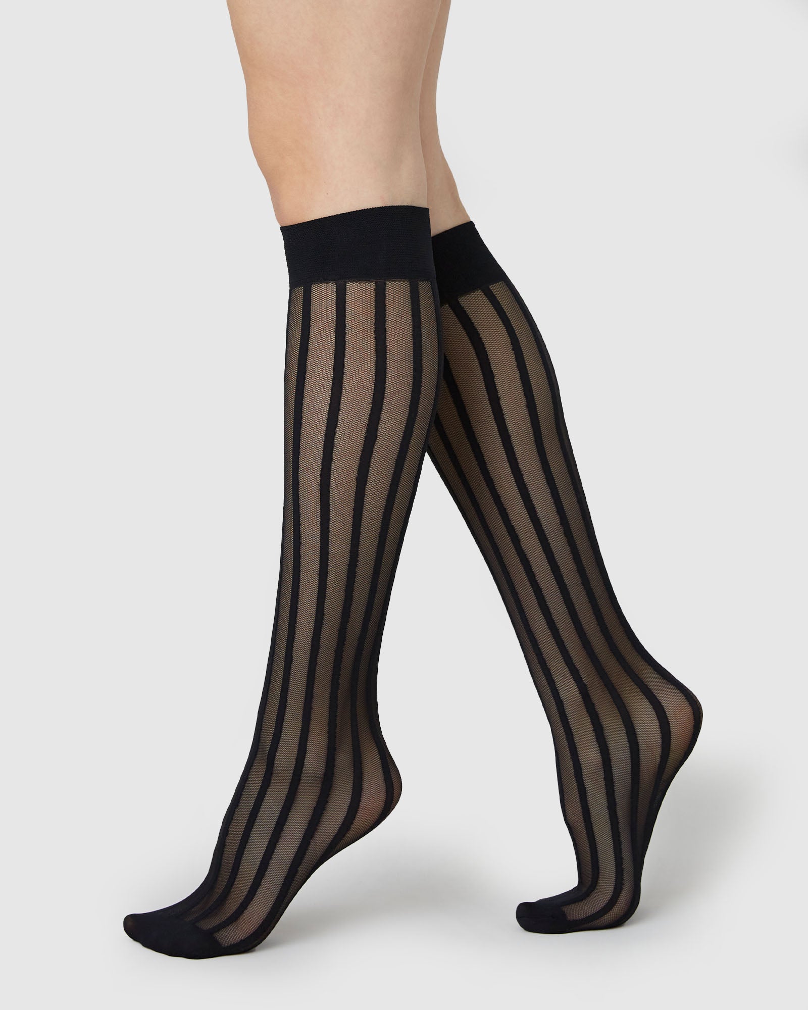 swedish stockings femme chaussettes siri stripes noir polyamide recycle l armoire poethique 2