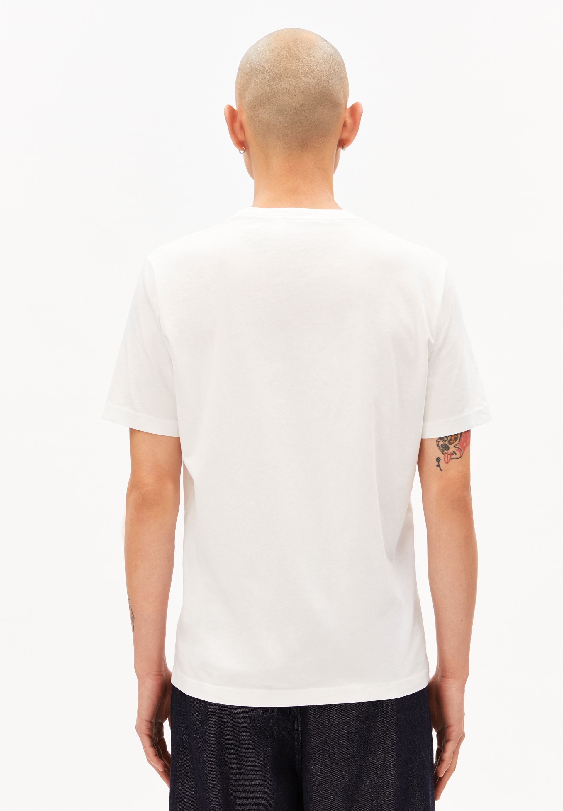tee shirt basique en coton bio jaames blanc armedangels homme tee shirt jaames coton bio blanc l armoire poethique 2