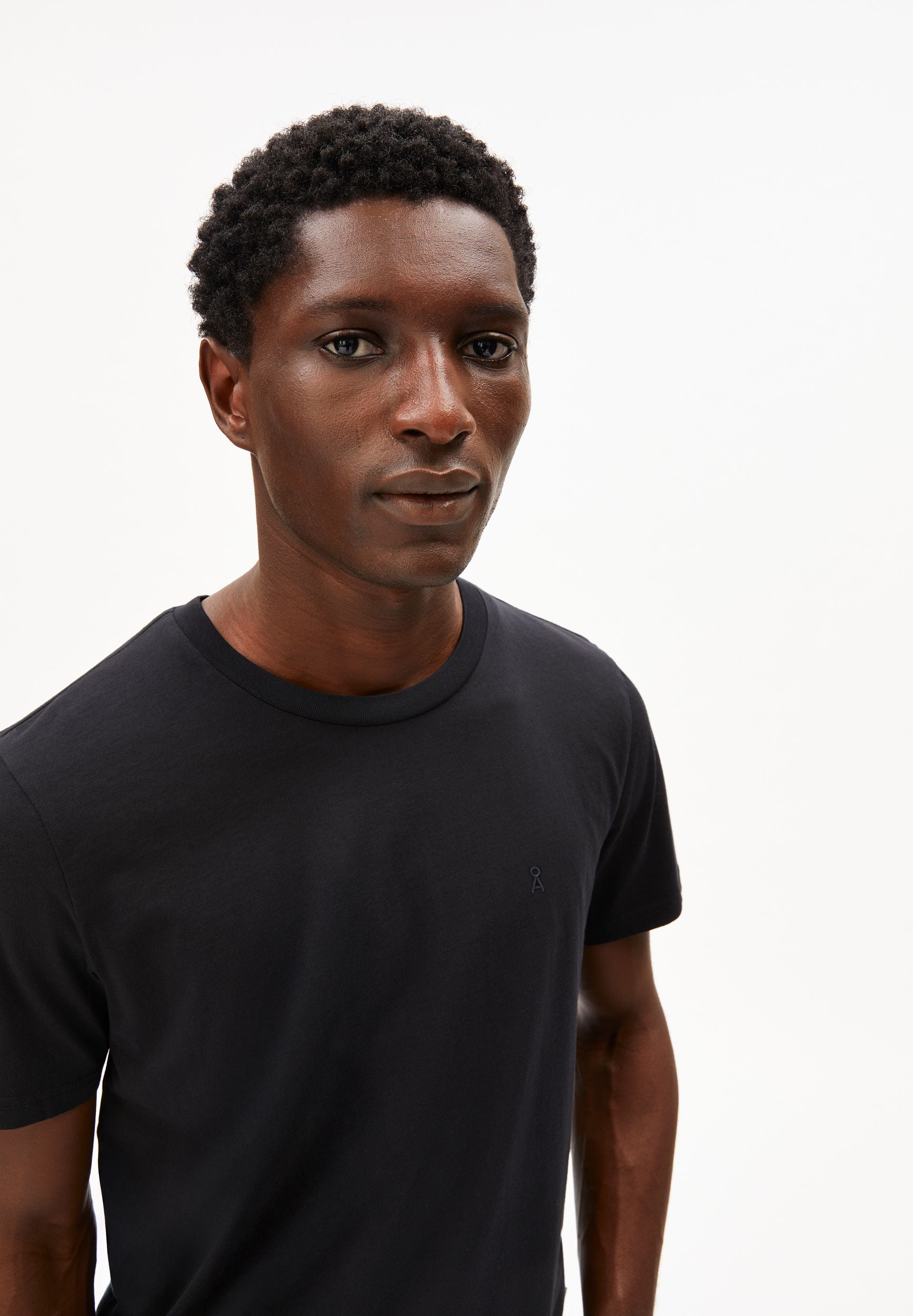 tee shirt basique en coton bio jaames noir armedangels homme tee shirt jaames coton bio noir l armoire poethique 3