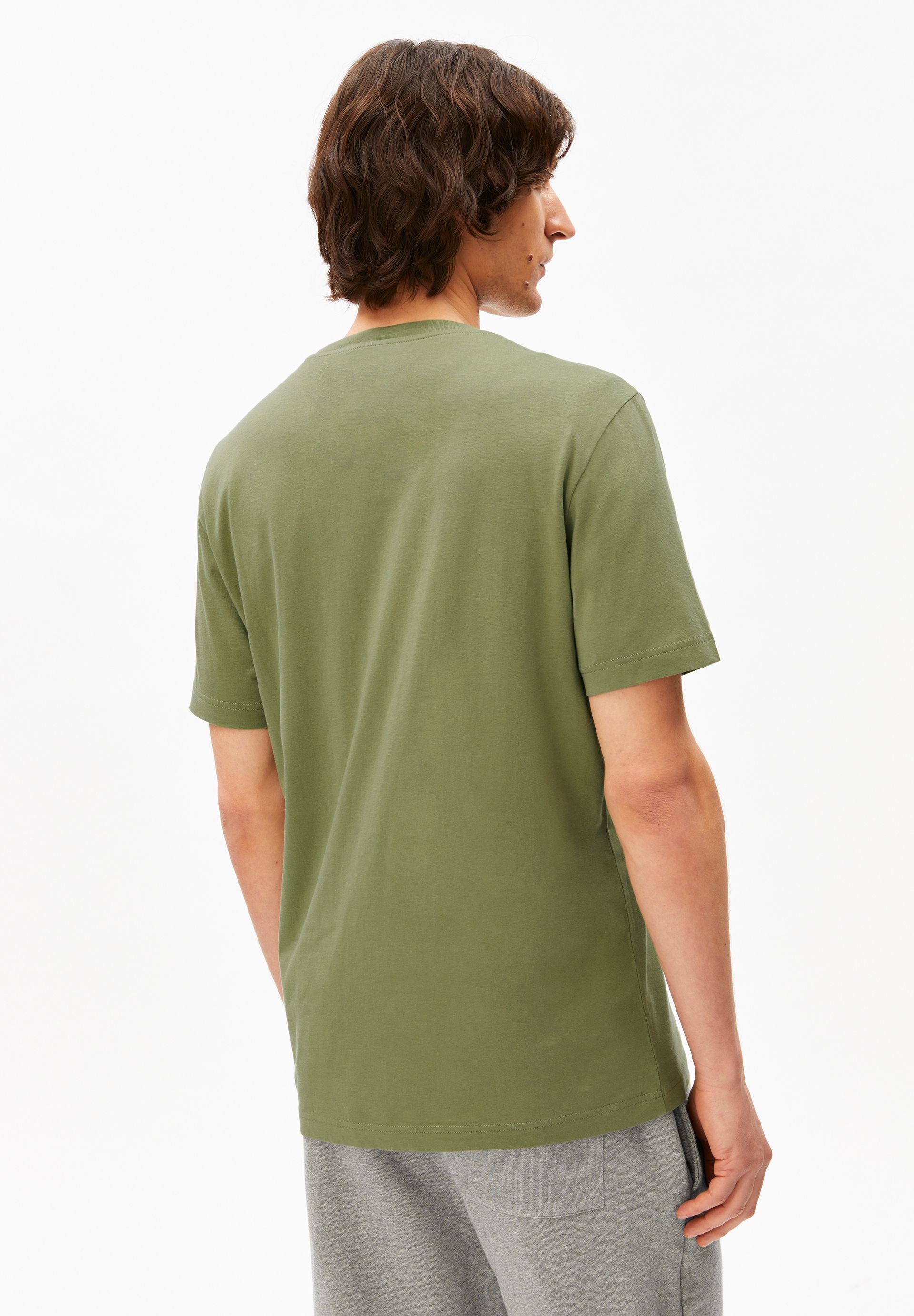 tee shirt basique en coton bio jaames vert armedangels homme tee shirt jaames coton bio vert l armoire poethique 2