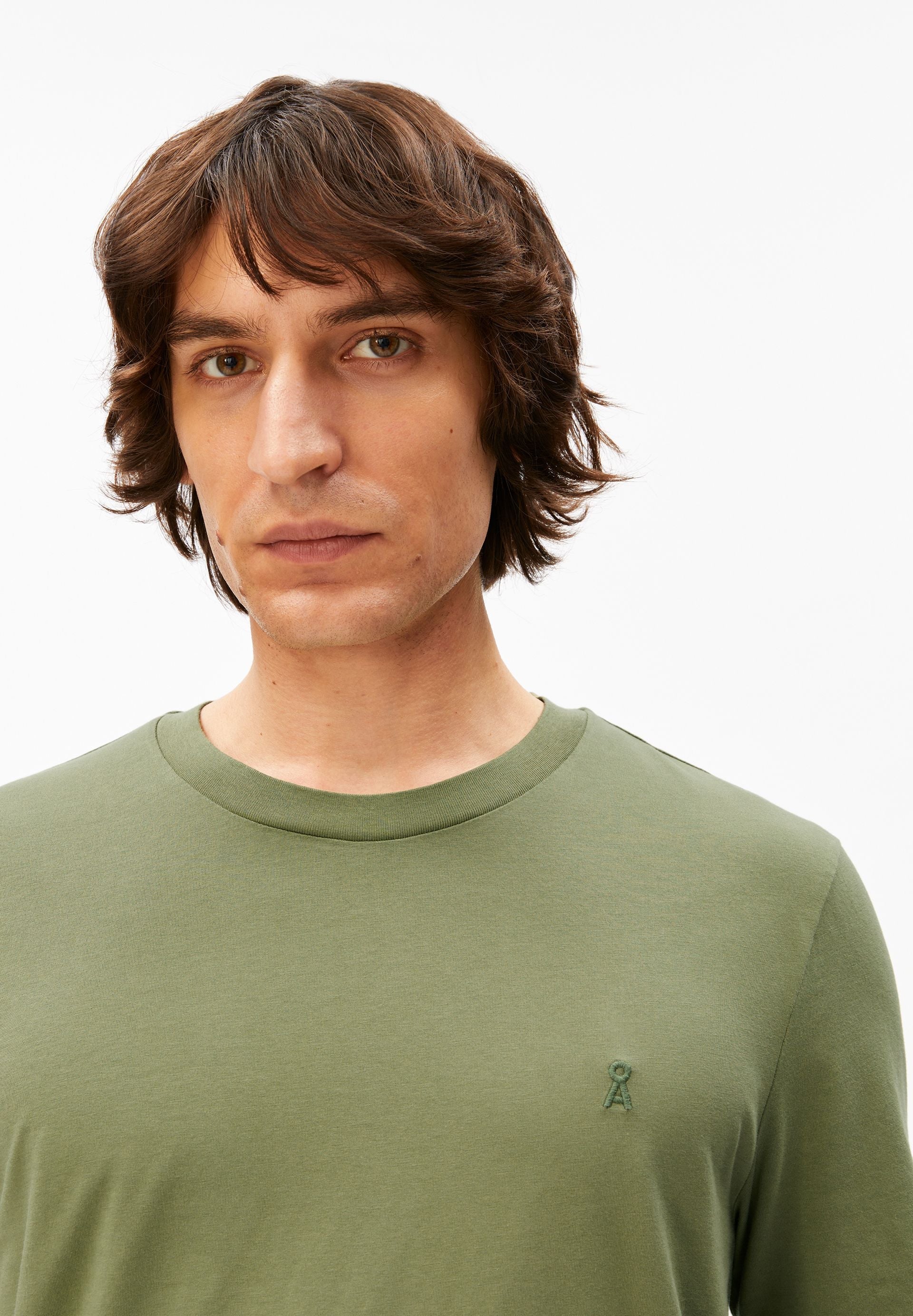 tee shirt basique en coton bio jaames vert armedangels homme tee shirt jaames coton bio vert l armoire poethique 3
