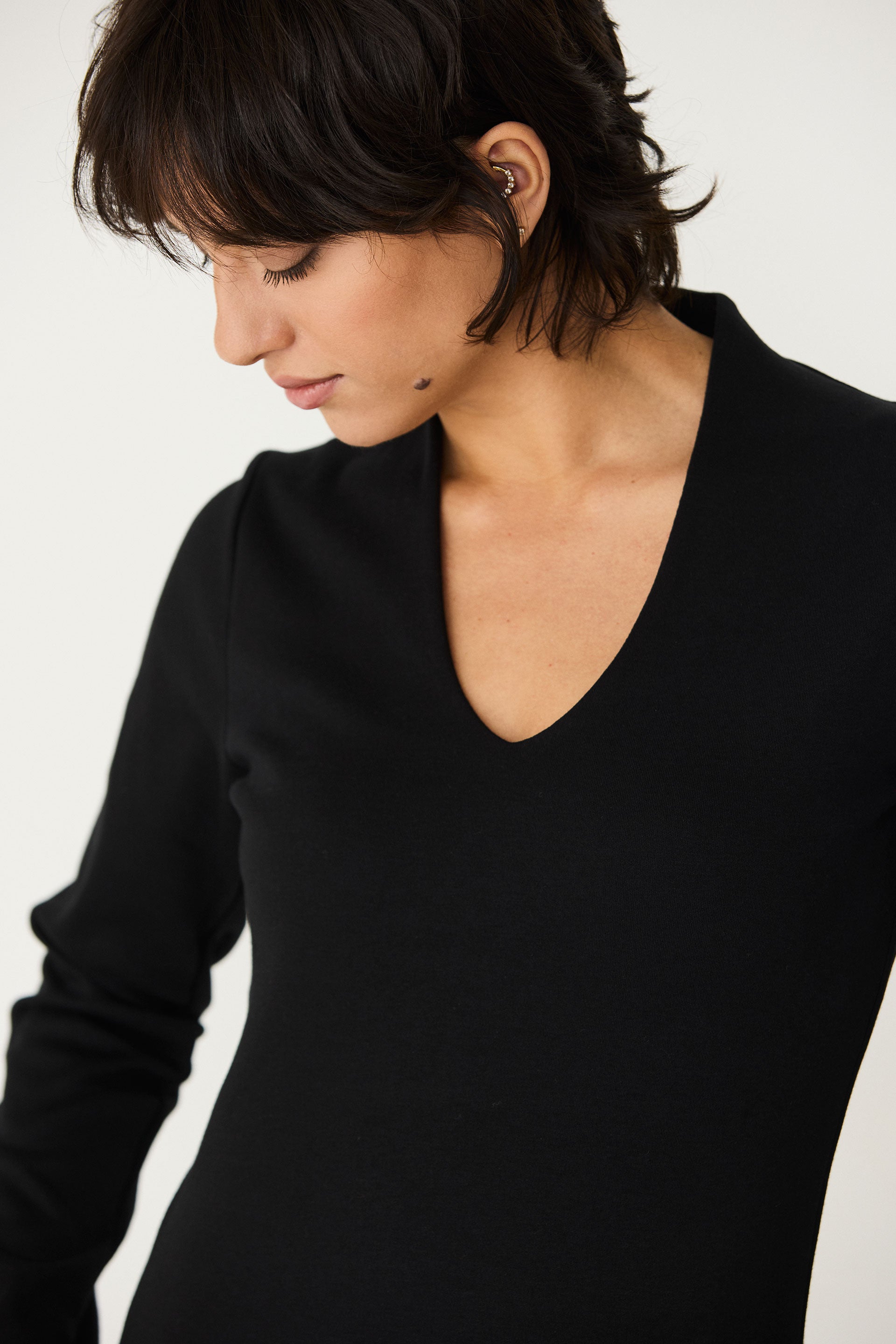 tee shirt col v manches longues en coton bio inge noir skfk femme tee shirt col v inge coton bio noir l armoire poethique 1