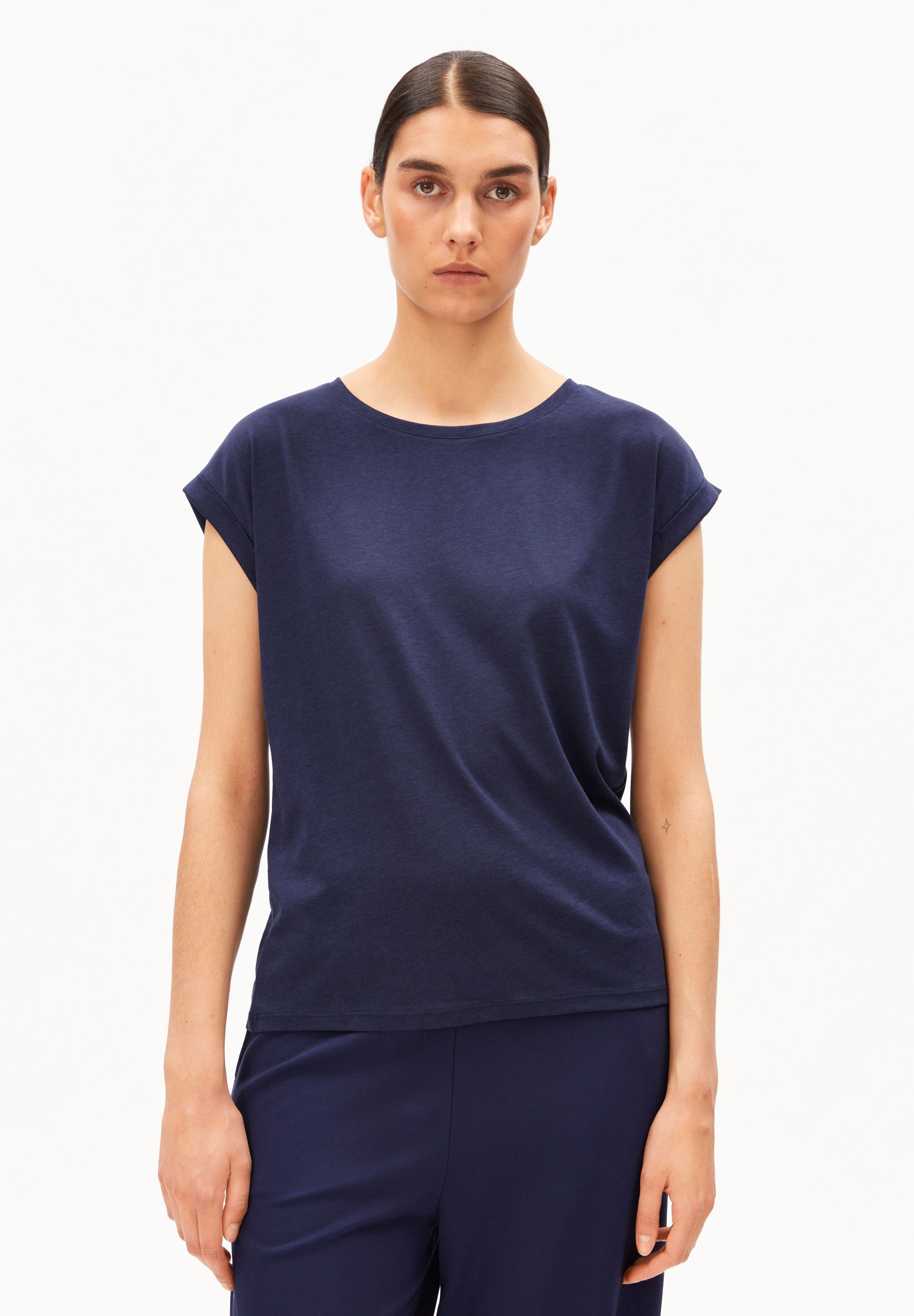 tee shirt en tencel lyocell jilaana bleu fonc armedangels femme tee shirt jilaana tencel lyocell bleu fonc l armoire poethique 1