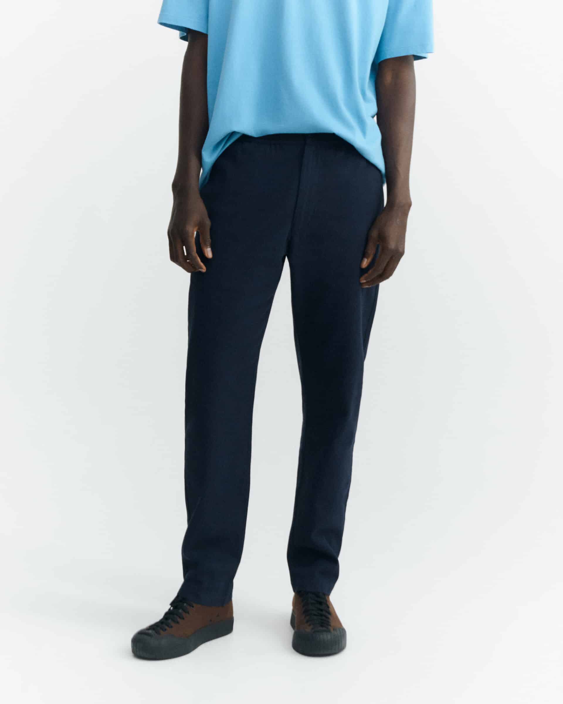 thinking mu homme pantalon navy light travel bleu marine coton bio l armoire poethique 2