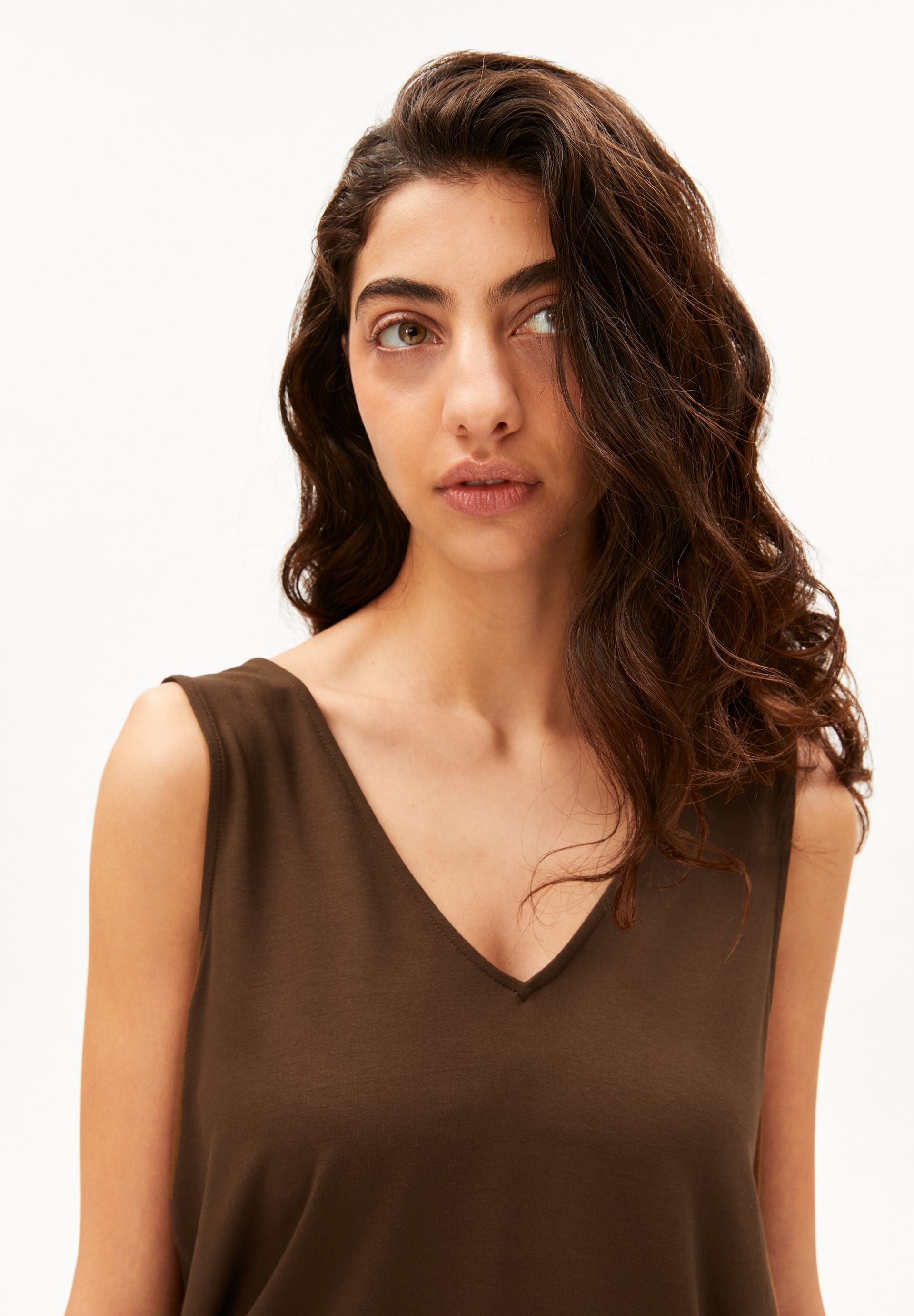 top col v en lenzing ecovero v neck jersey kaki armedangels femme top colv jersey lenzing ecovero kaki l armoire poethique 3