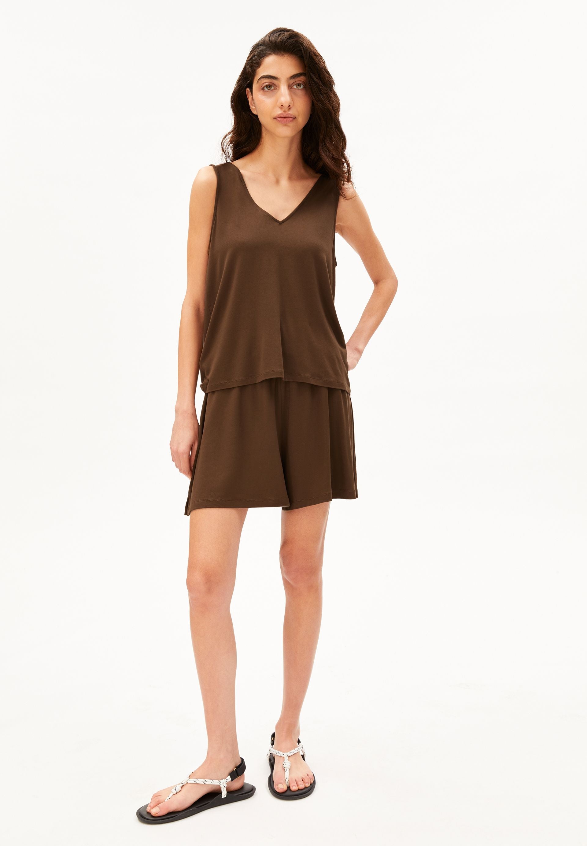top col v en lenzing ecovero v neck jersey kaki armedangels femme top colv jersey lenzing ecovero kaki l armoire poethique 5