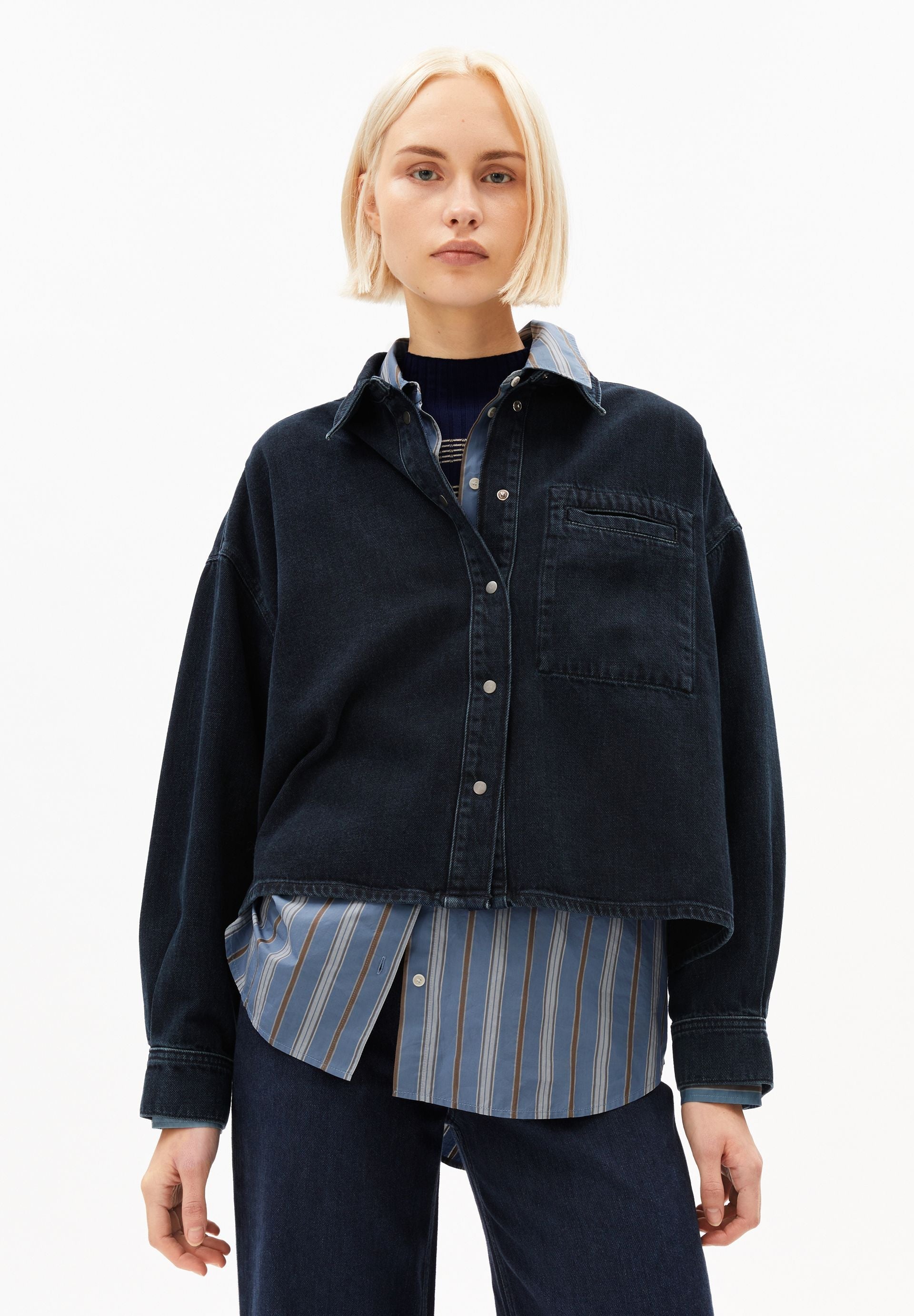 veste en denim de coton bio et coton recycl nalaani denim bleu fonc armedangels femme veste denim nalaani coton bio coton recycl bleu fonc l armoire poethique 1