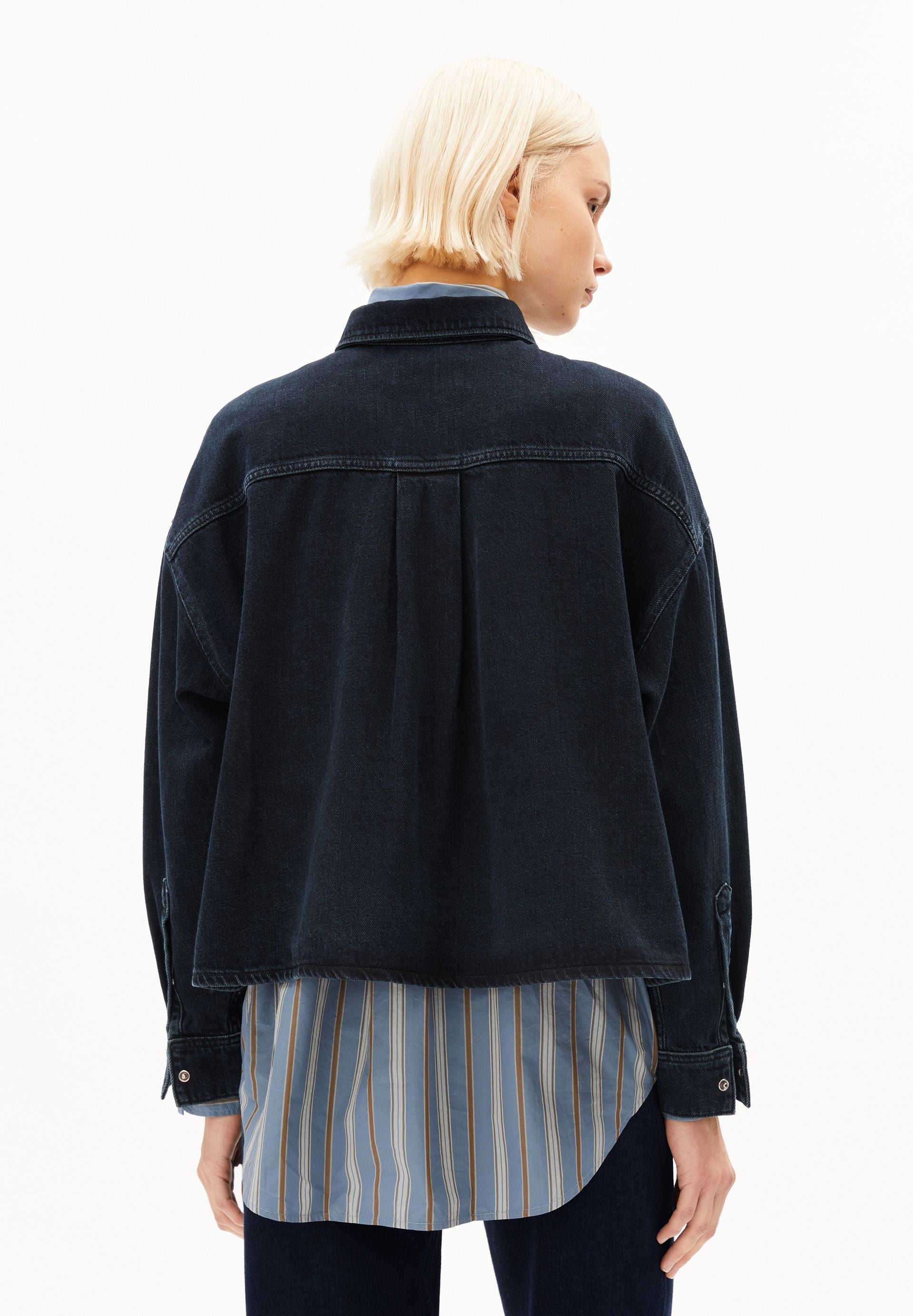 veste en denim de coton bio et coton recycl nalaani denim bleu fonc armedangels femme veste denim nalaani coton bio coton recycl bleu fonc l armoire poethique 2