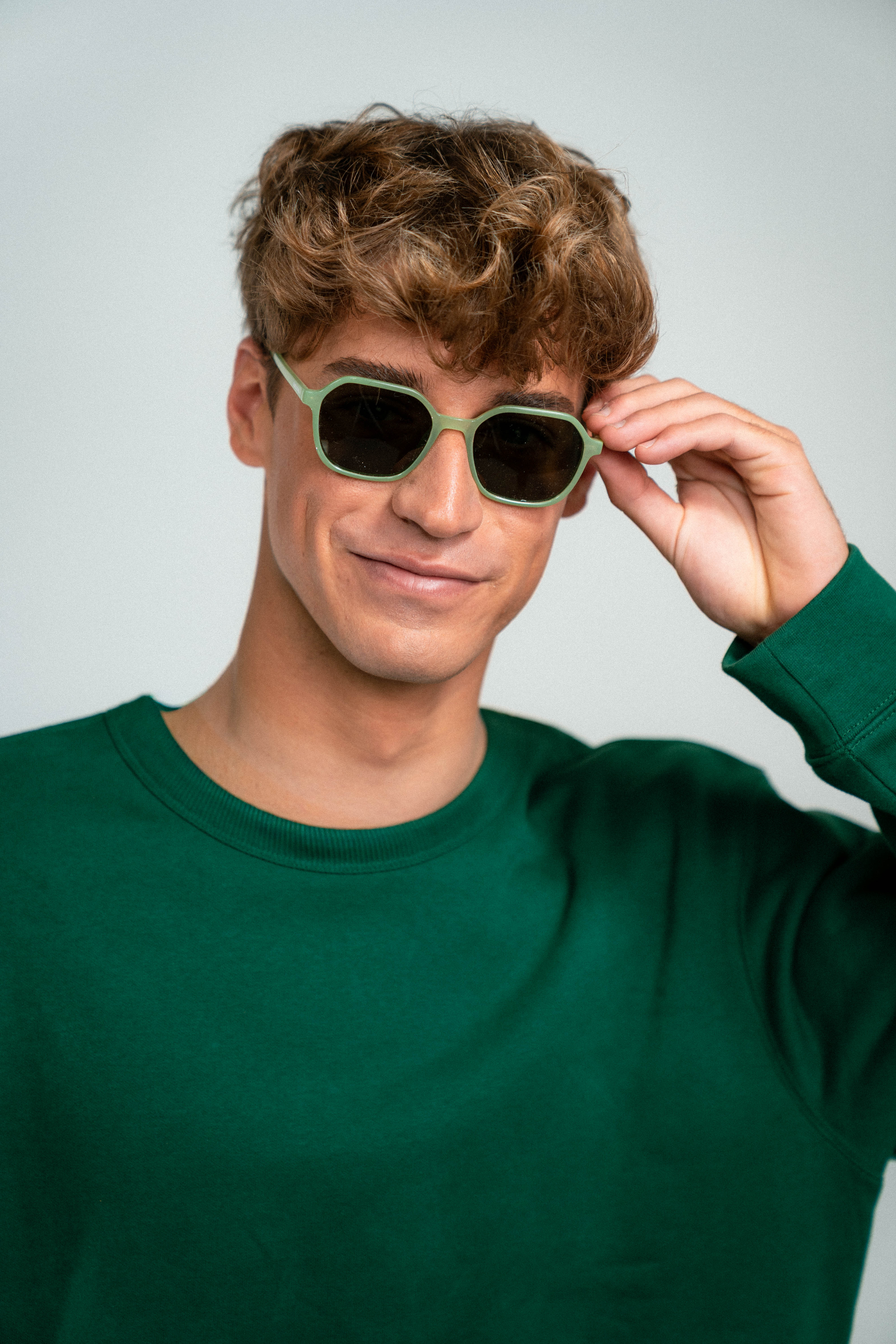 lunettes de soleil en bouteilles de plastique recycles vallee light lime pepper green  vert ple parafina unisexe lunettes vallee bouteille recyclee vert l armoire poethique 1