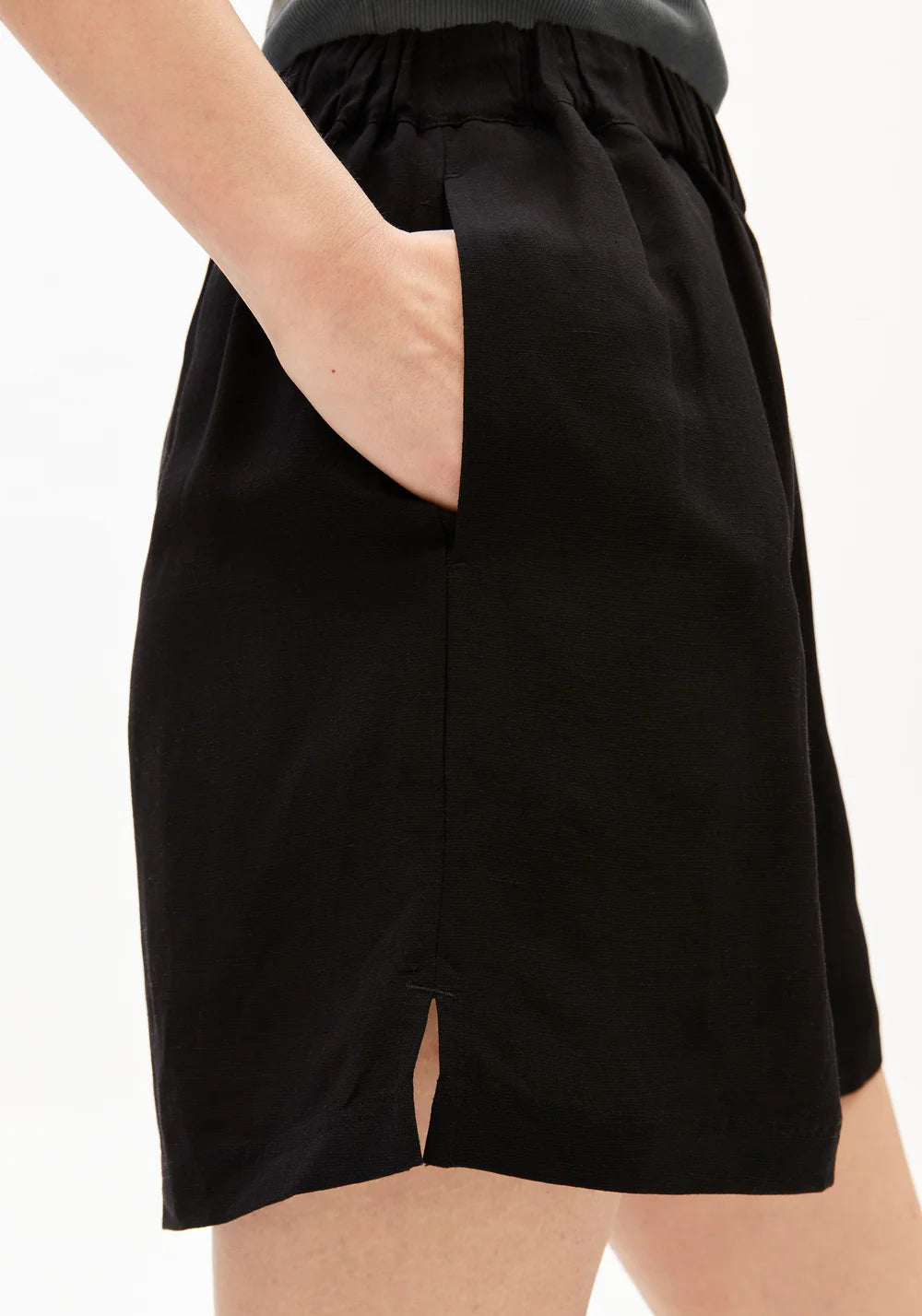 armedangels femme short blend pull on lenzing ecovero noir l armoire poethique  5 