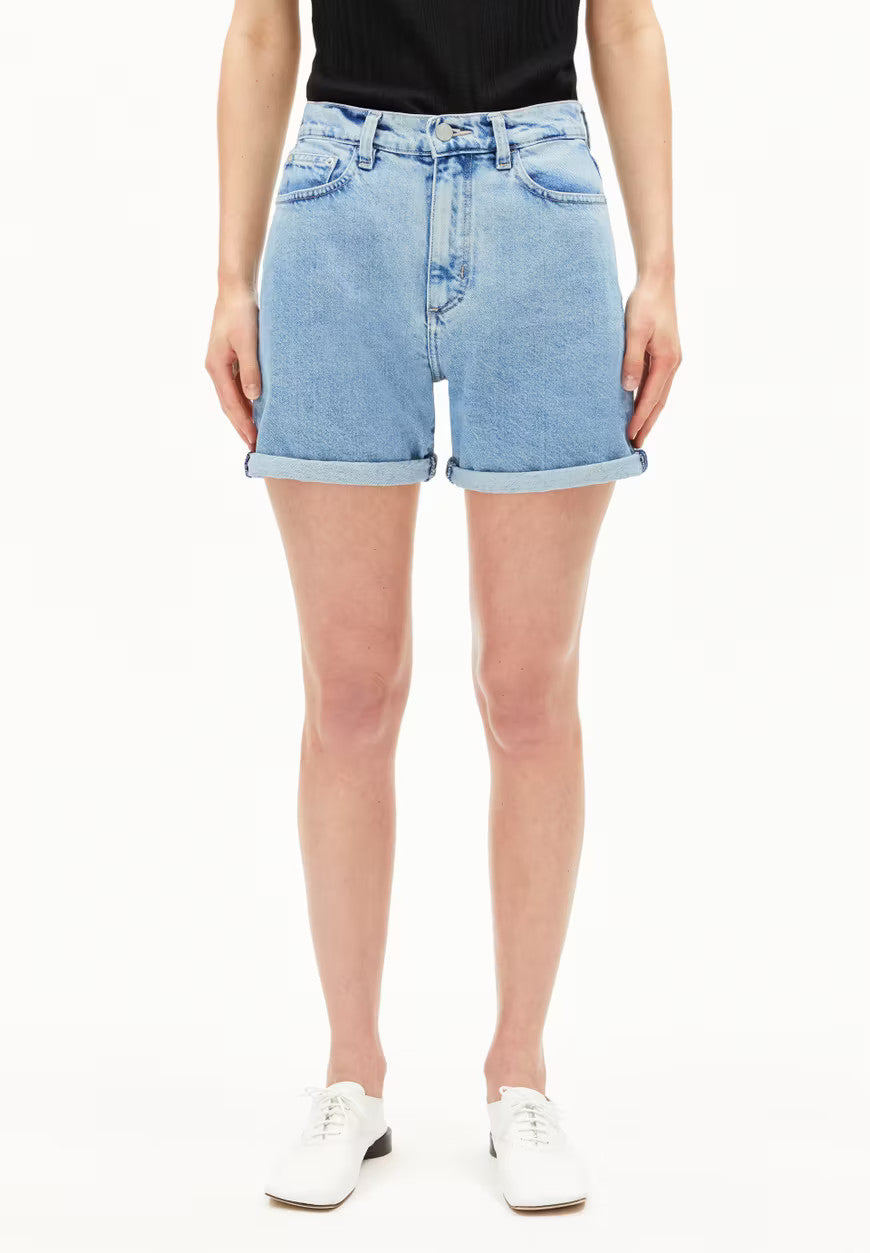 armedangels femme short jean sheaari coton recycle bleu l armoire poethique  1 