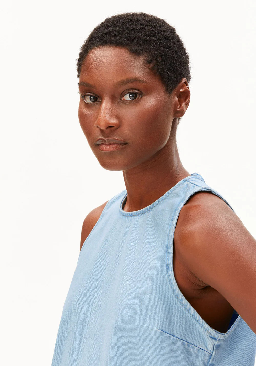 armedangels femme top denim coton recycle bleu l armoire poethique  11 