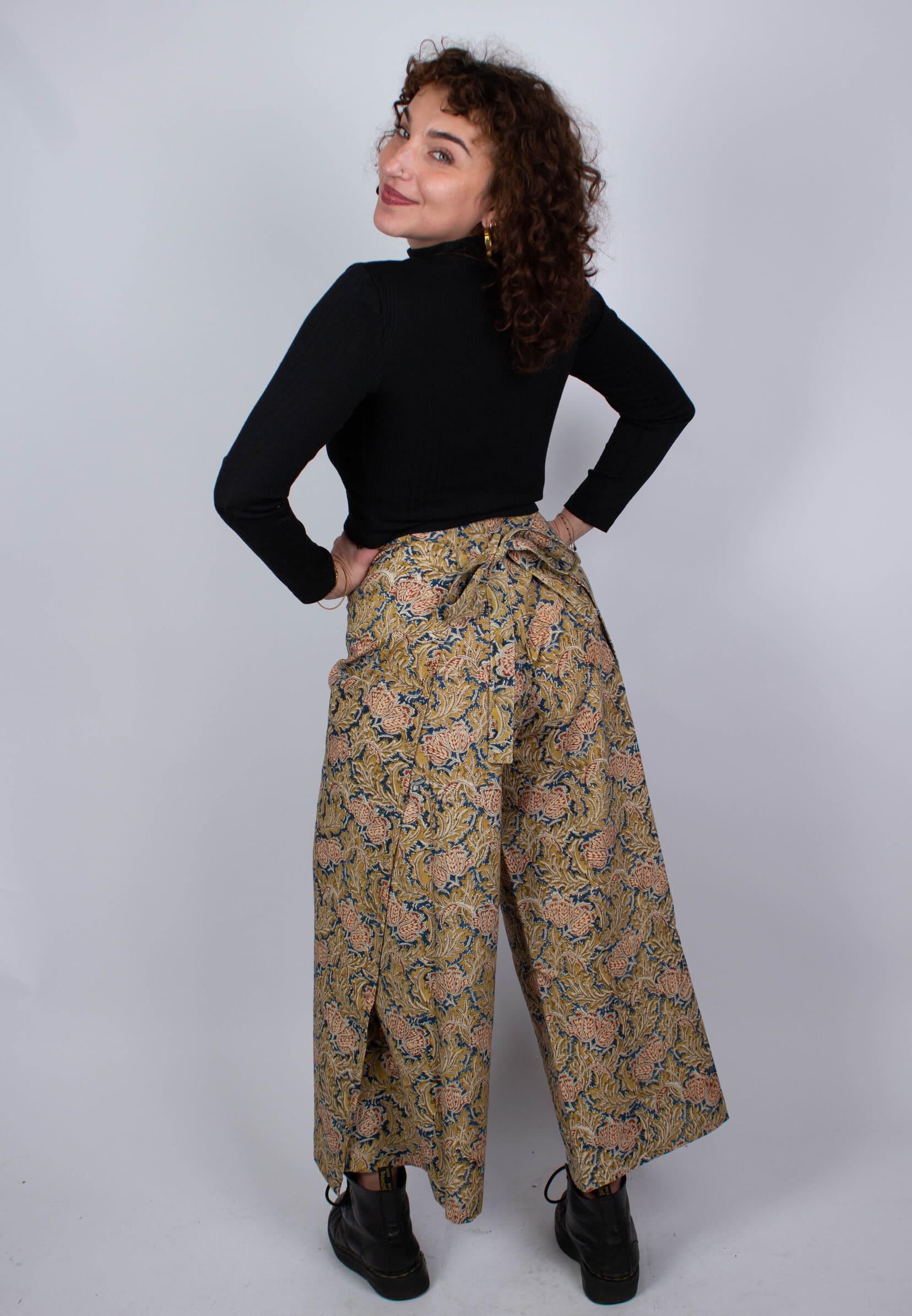 Pantalon Saraswati en coton bio Japanese Flower · bleu et jaune