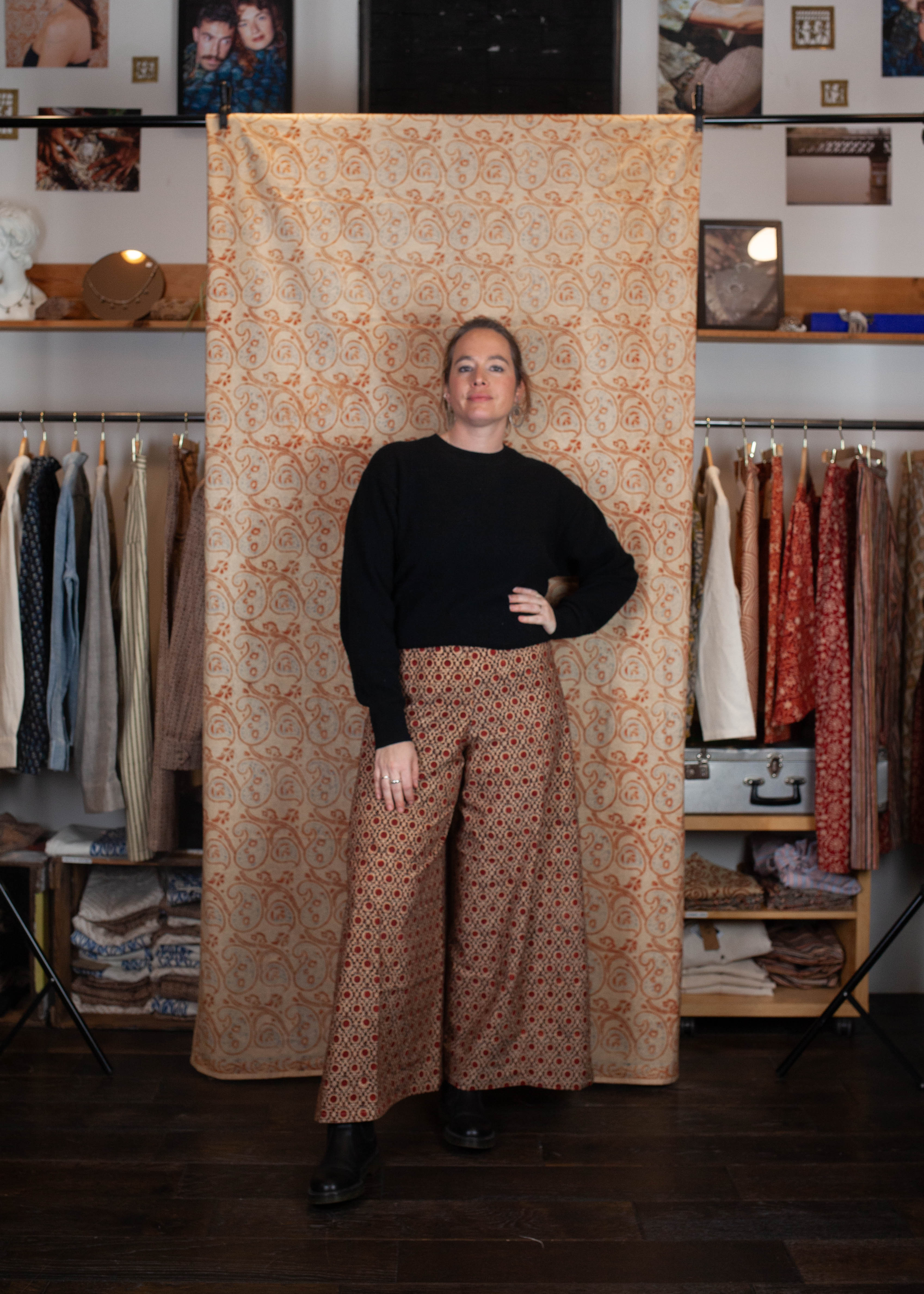 azaadi femme pantalon saraswati kendr centre rouge noir ecru coton bio l armoire poethique  2 