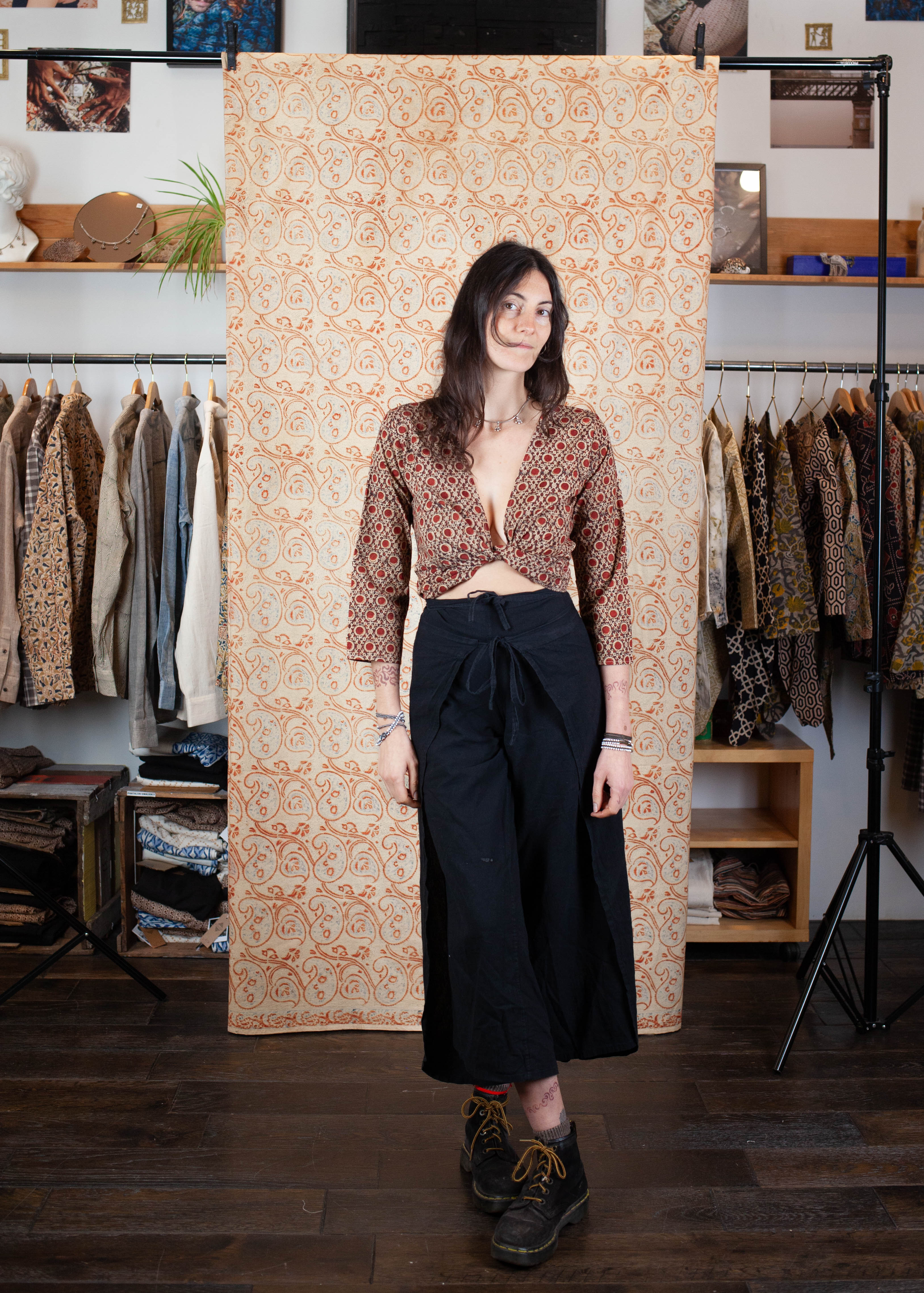 azaadi femme top benares kendr centre rouge noir ecru coton bio l armoire poethique  4 