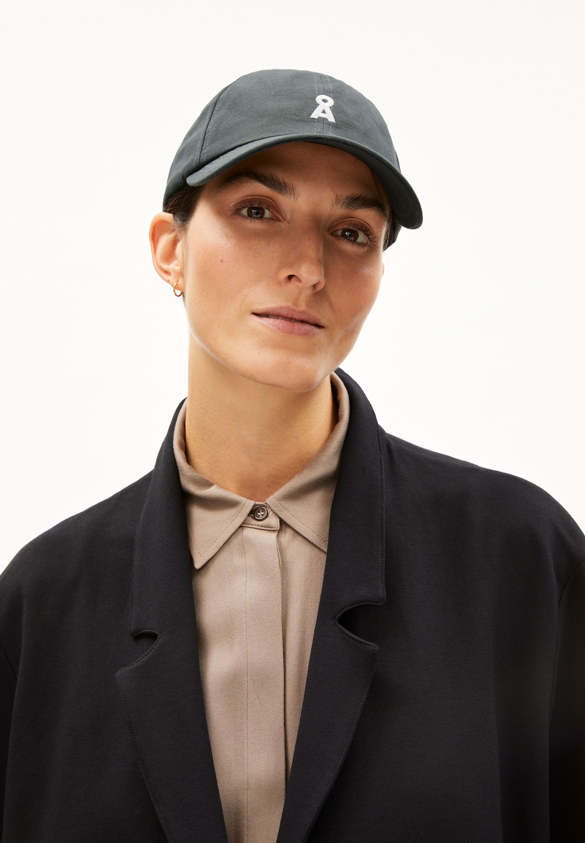 casquette en coton bio yenaas bold  gris acier armedangels unisexe casquette yenaas bold coton bio gris acier l armoire poethique 1