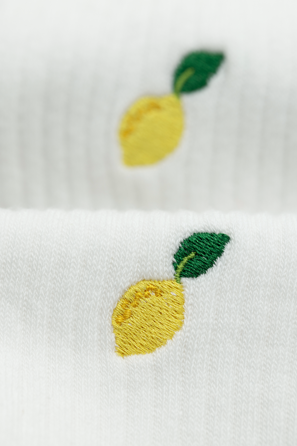 chaussettes quarter crew en coton bio broderie citron  blanc a dam homme chaussettes citron coton bio blanc l armoire poethique 2