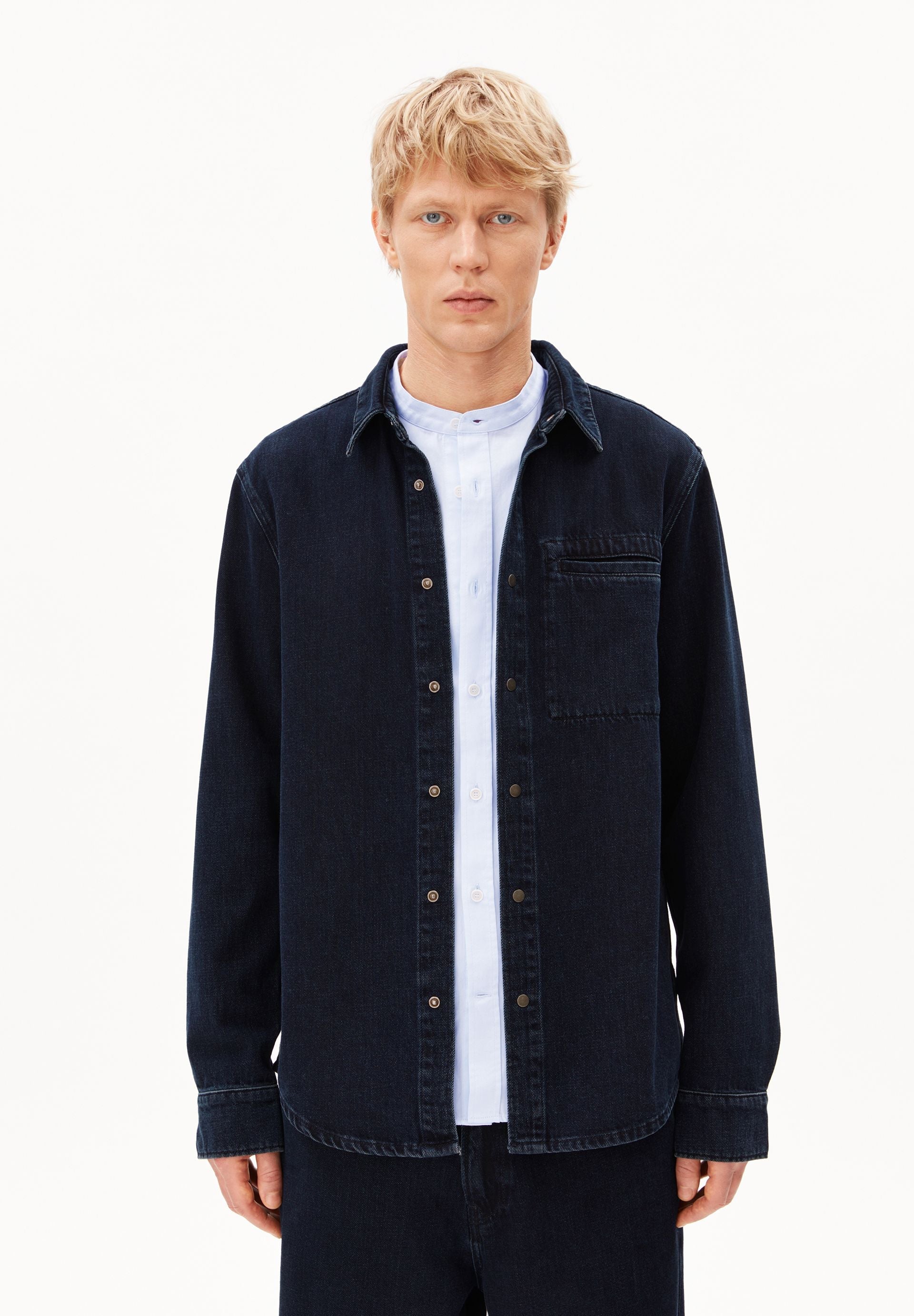 chemise en denim de coton bio et coton recycl welt pocket denim  bleu fonc armedangels homme chemise denim welt pocket coton bio coton recycl bleu fonc l armoire poethique 1