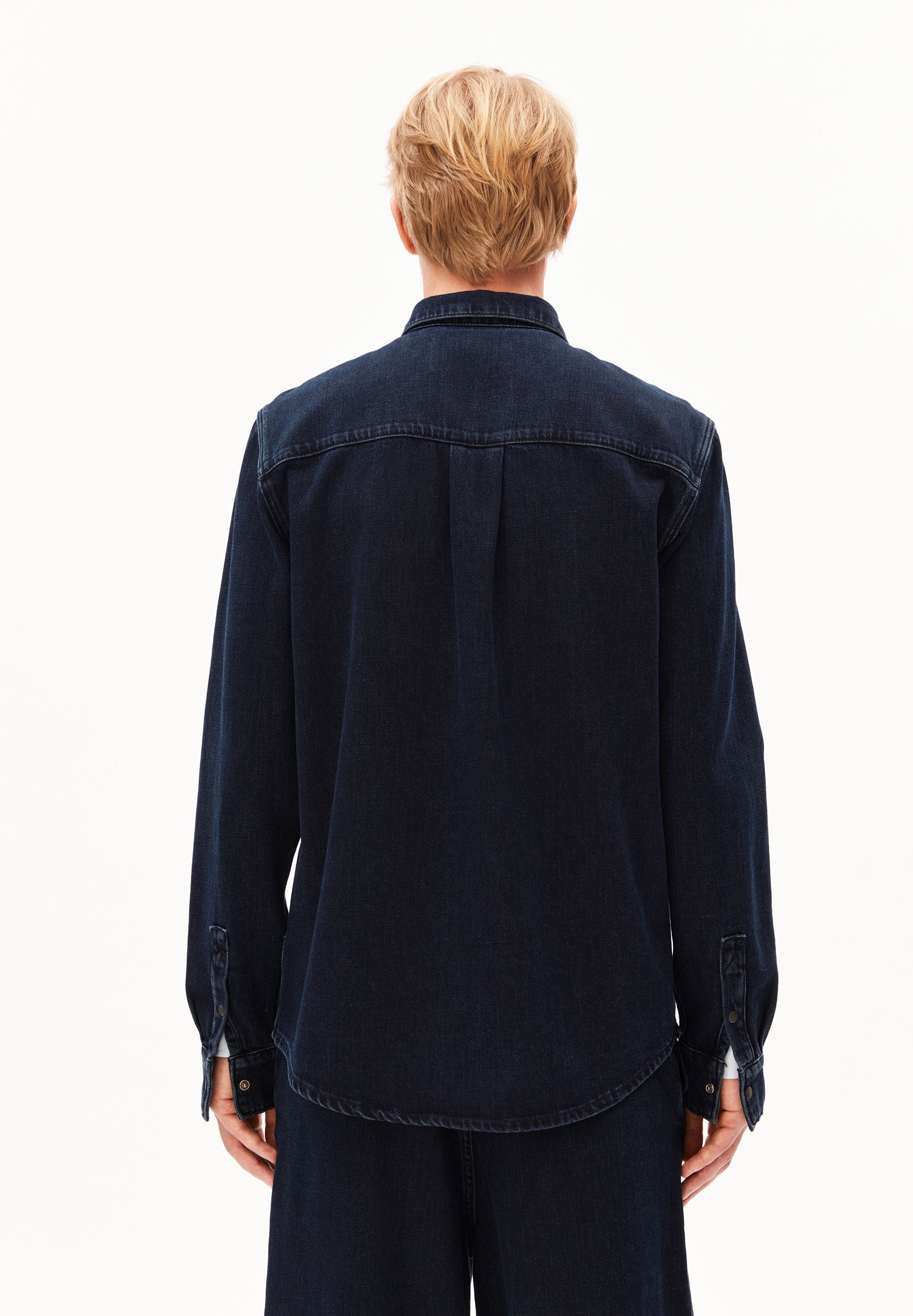 chemise en denim de coton bio et coton recycl welt pocket denim  bleu fonc armedangels homme chemise denim welt pocket coton bio coton recycl bleu fonc l armoire poethique 2