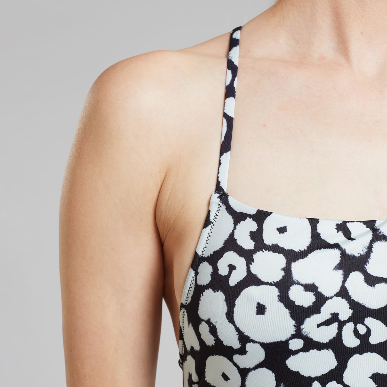 Maillot de bain une pièce léopard en polyester recyclé · noir et blanc - swimsuit vinterviken painted leopard black