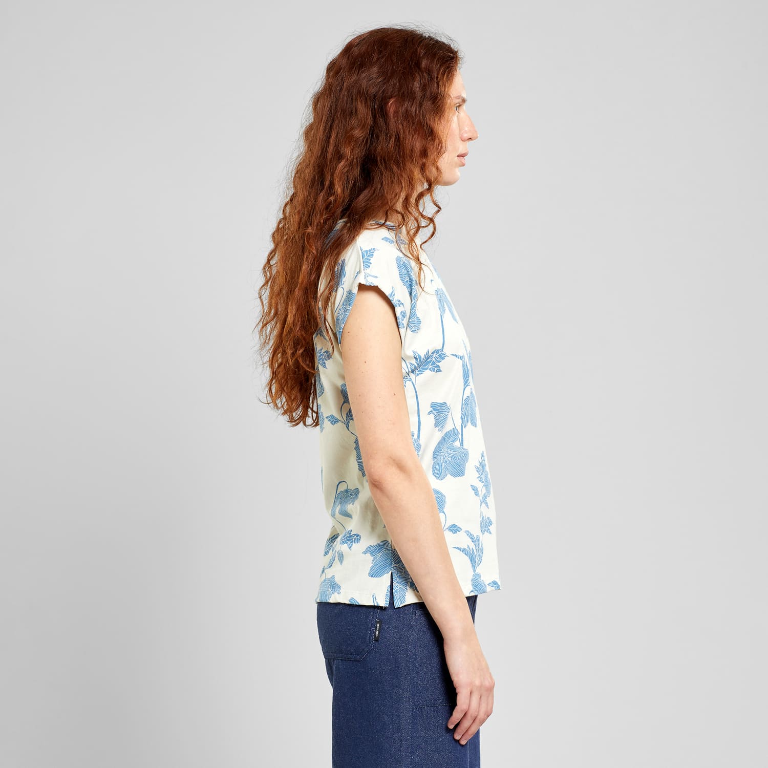 Tee-shirt floral double ton en coton bio · crème et bleu - visby duotone floral oat white