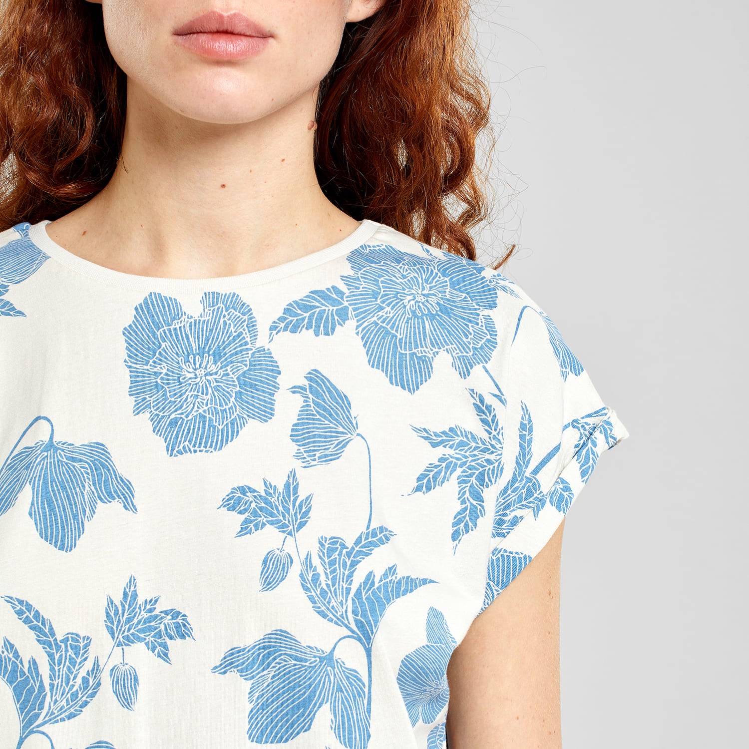 Tee-shirt floral double ton en coton bio · crème et bleu - visby duotone floral oat white