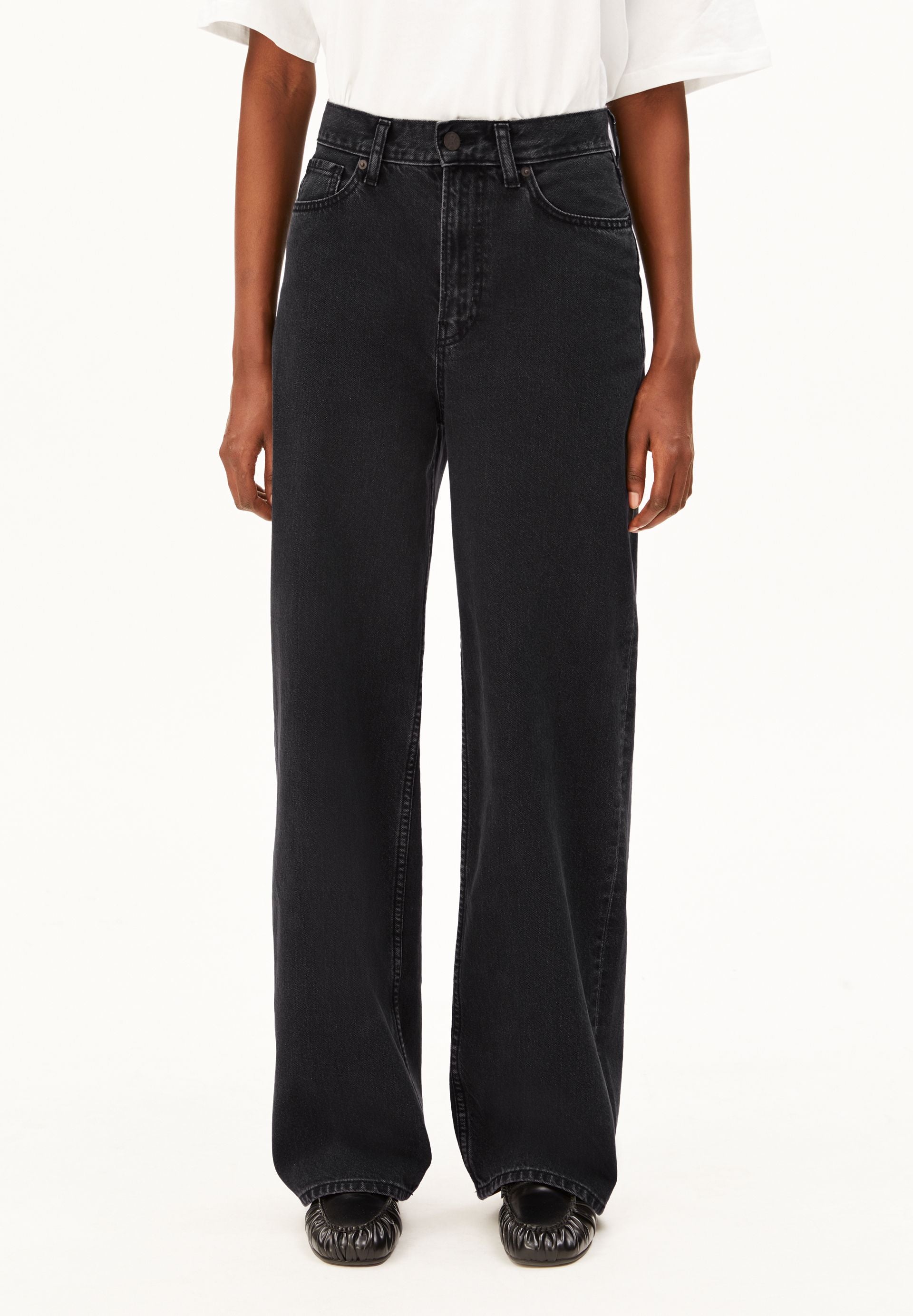 jean large ballon en coton recycl enijaa ebony black  noir dlav armedangels femme jean large ballon enijaa coton recycl noir dlav l armoire poethique 1