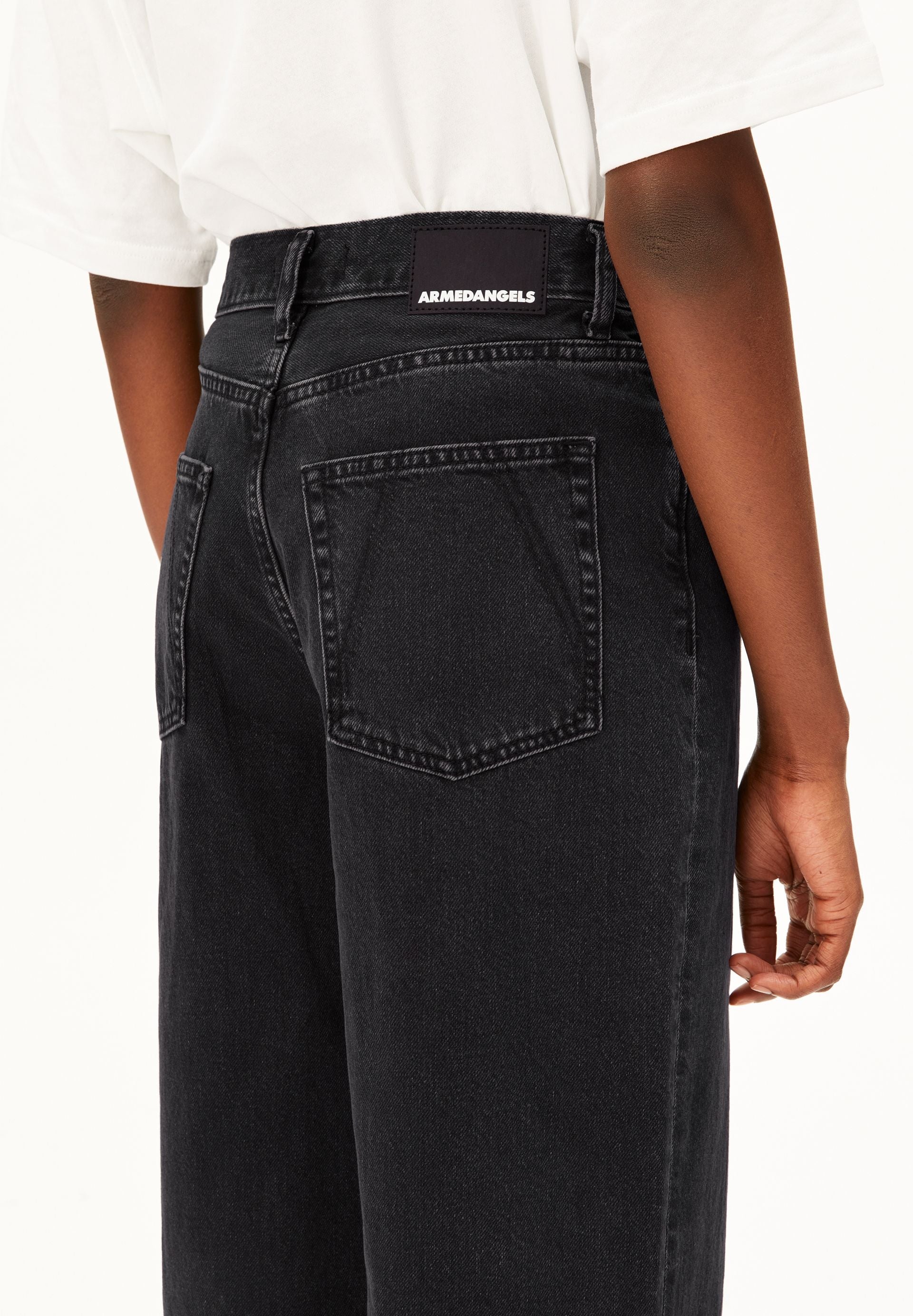 jean large ballon en coton recycl enijaa ebony black  noir dlav armedangels femme jean large ballon enijaa coton recycl noir dlav l armoire poethique 3