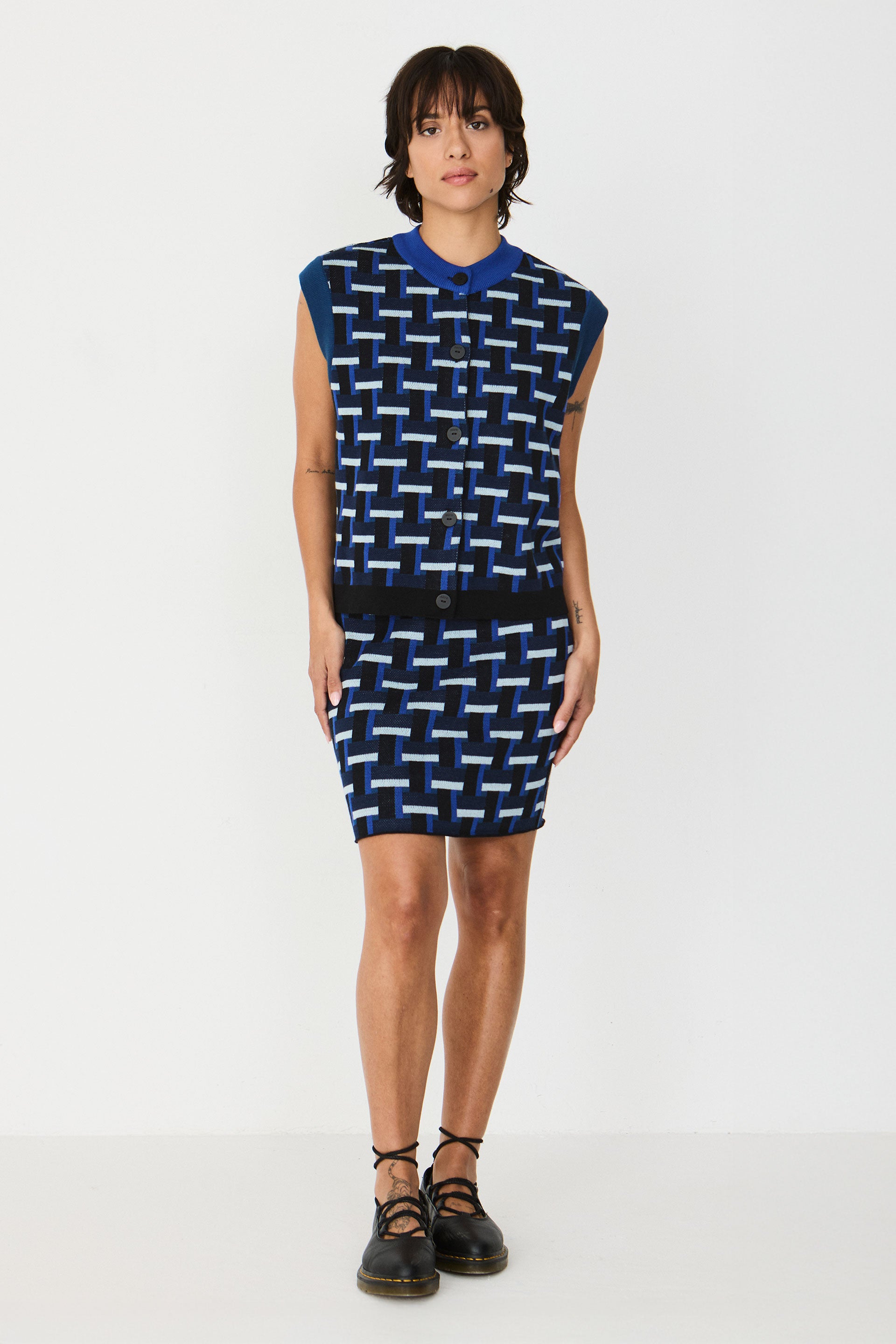 jupe courte en maille de coton bio karia  bleu et noir skfk femme jupe courte maille karia coton bio bleu noir l armoire poethique 4