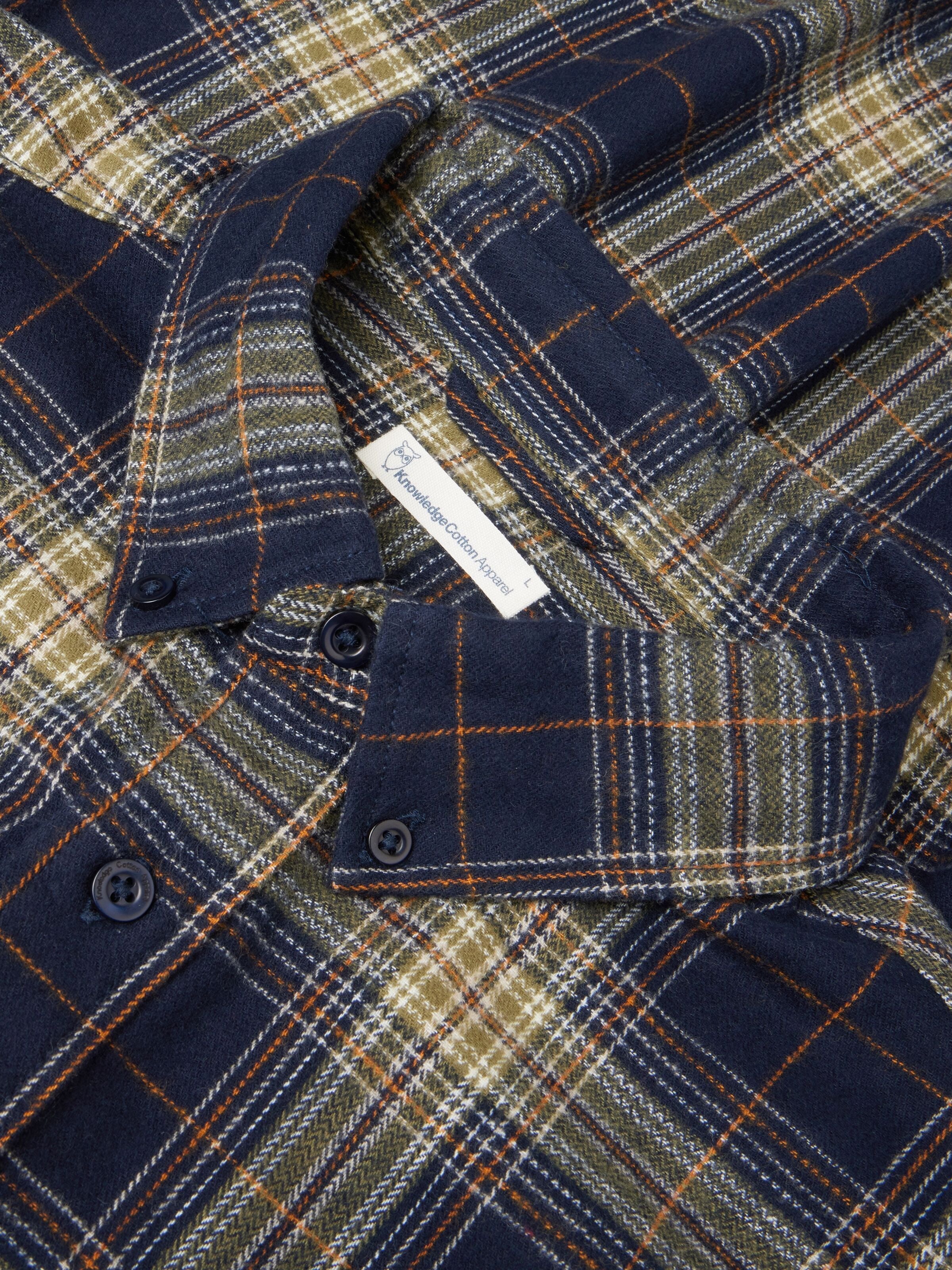 knowledge cotton apparel homme chemise checked flannel coton bio bleu marine jaune l armoire poethique  2 
