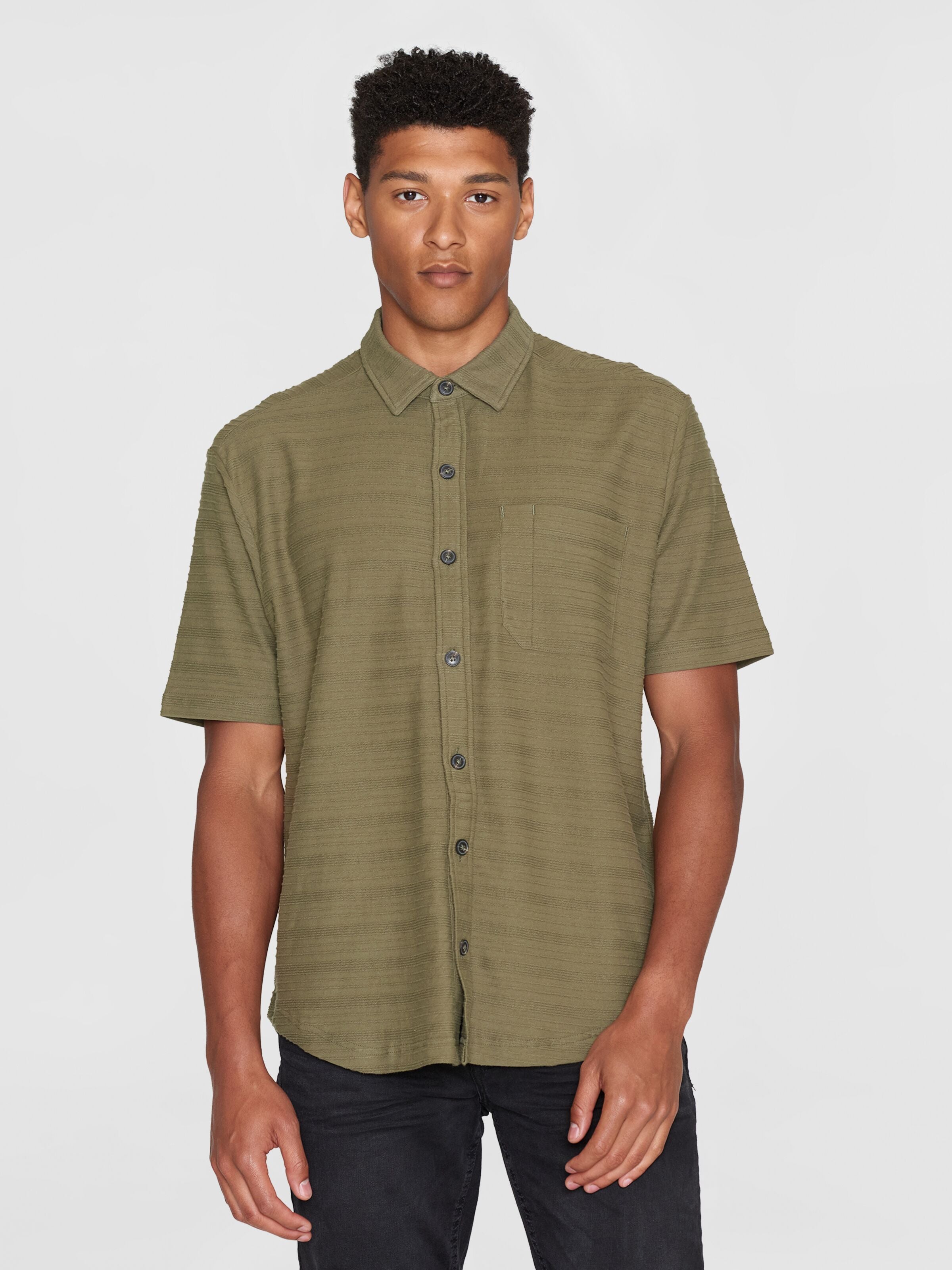 knowledge cotton apparel homme chemise loose short sleeve solid striped coton bio vert l armoire poethique  4 