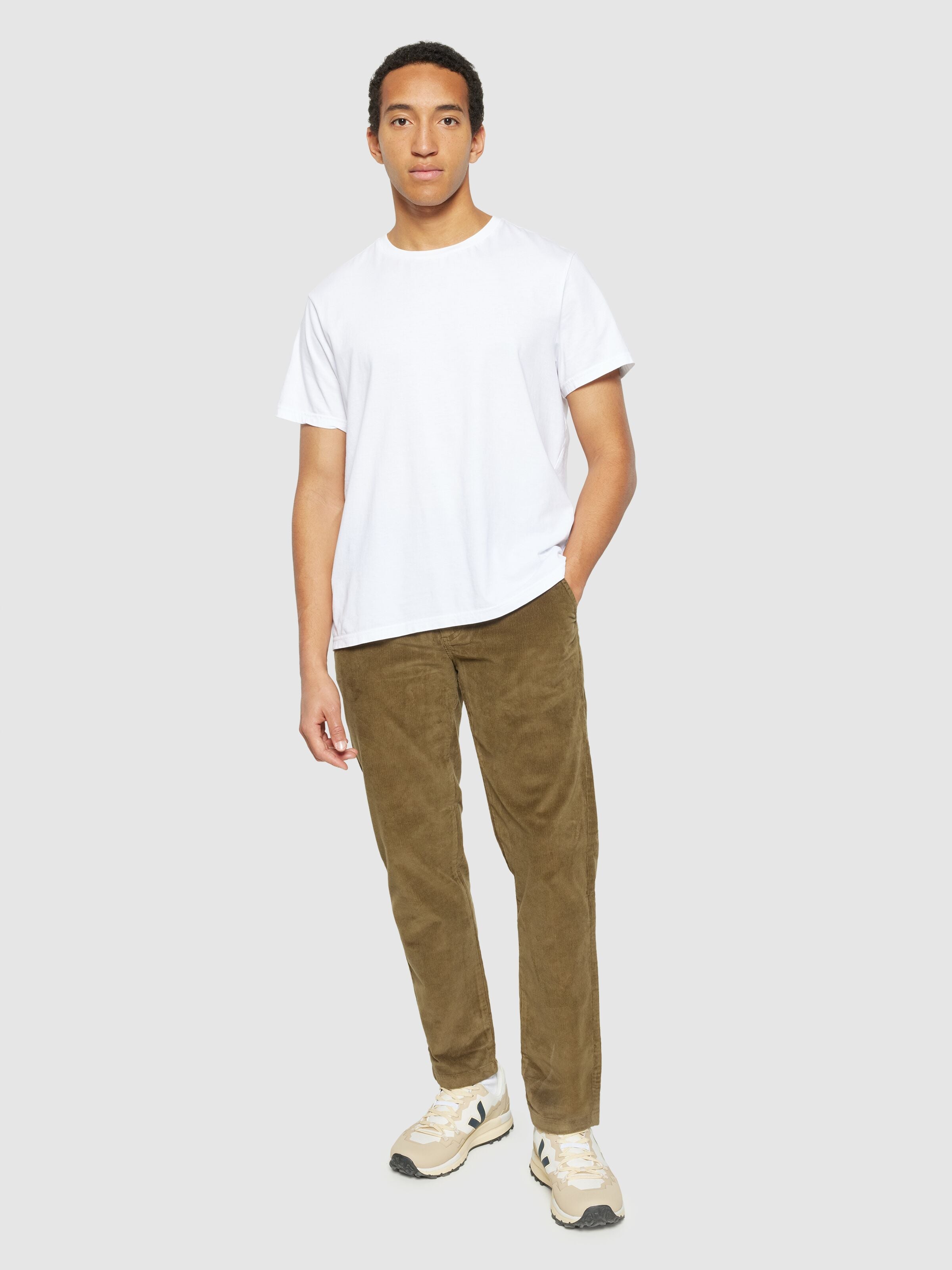 knowledge cotton apparel homme pantalon chuck regular corduroy chino pants coton bio vert olive l armoire poethique  5 