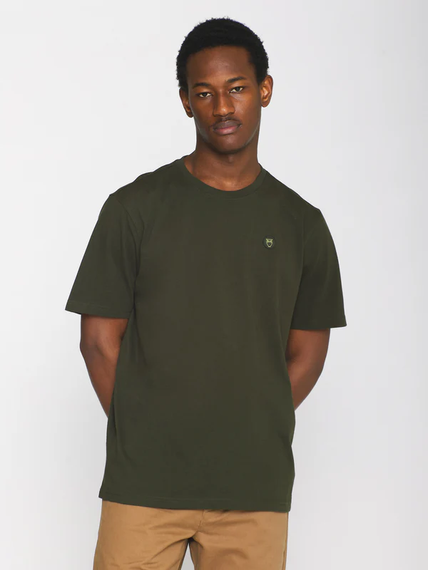 knowledge cotton apparel homme t shirt loke badge tee coton bio kaki l armoire poethique  1 