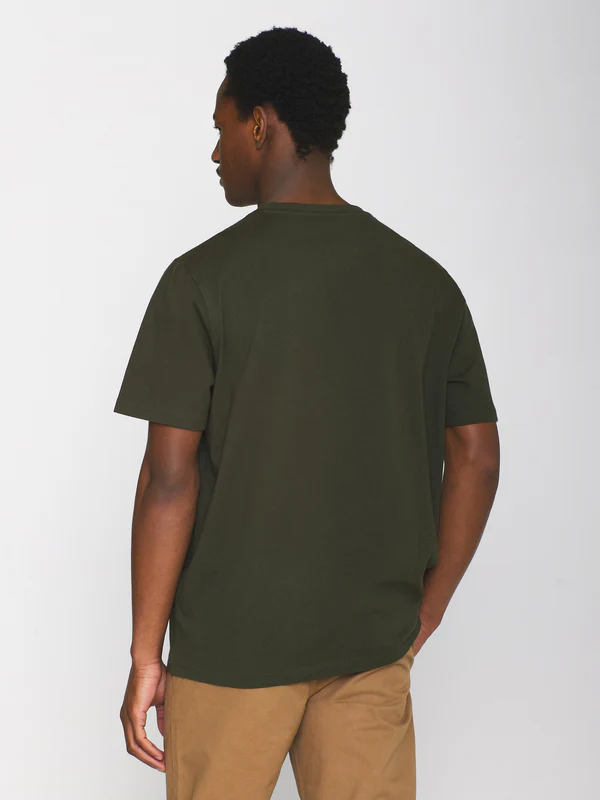 knowledge cotton apparel homme t shirt loke badge tee coton bio kaki l armoire poethique  2 