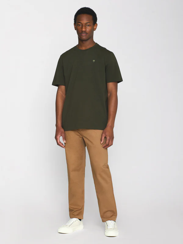 knowledge cotton apparel homme t shirt loke badge tee coton bio kaki l armoire poethique  3 