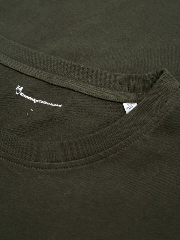 knowledge cotton apparel homme t shirt loke badge tee coton bio kaki l armoire poethique  4 