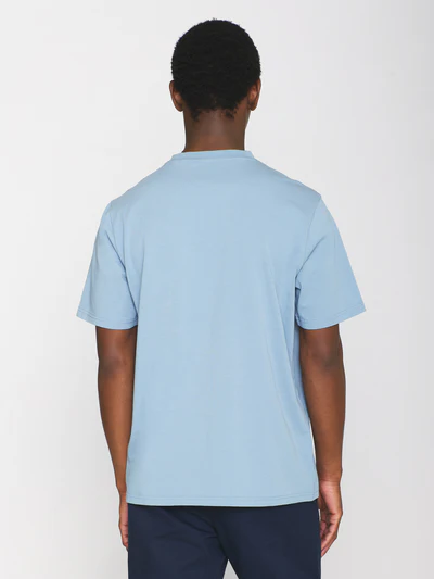 knowledge cotton apparel homme t shirt regular fit badge coton bio bleu gris l armoire poethique  2 
