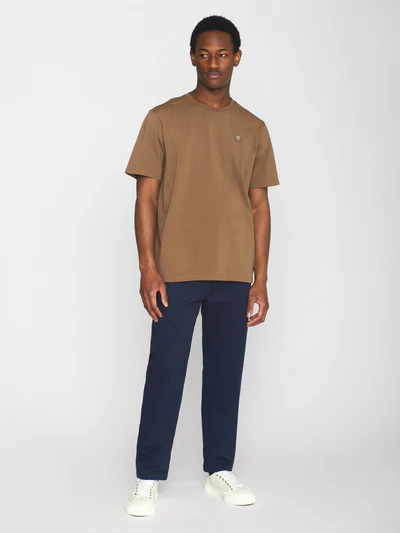 knowledge cotton apparel homme t shirt regular fit badge coton bio marron l armoire poethique  3 