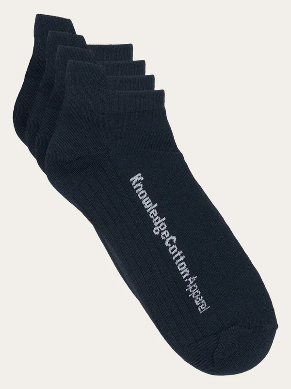 knowledge cotton apparel unisexe socquettes 2 pack coton bio total eclipse bleu l armoire poethique  1 