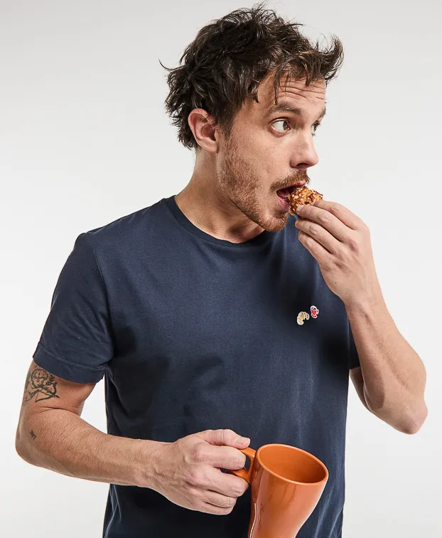 la gentle factory homme t shirt cafe croissant baptiste coton bio bleu marine l armoire poethique  3 