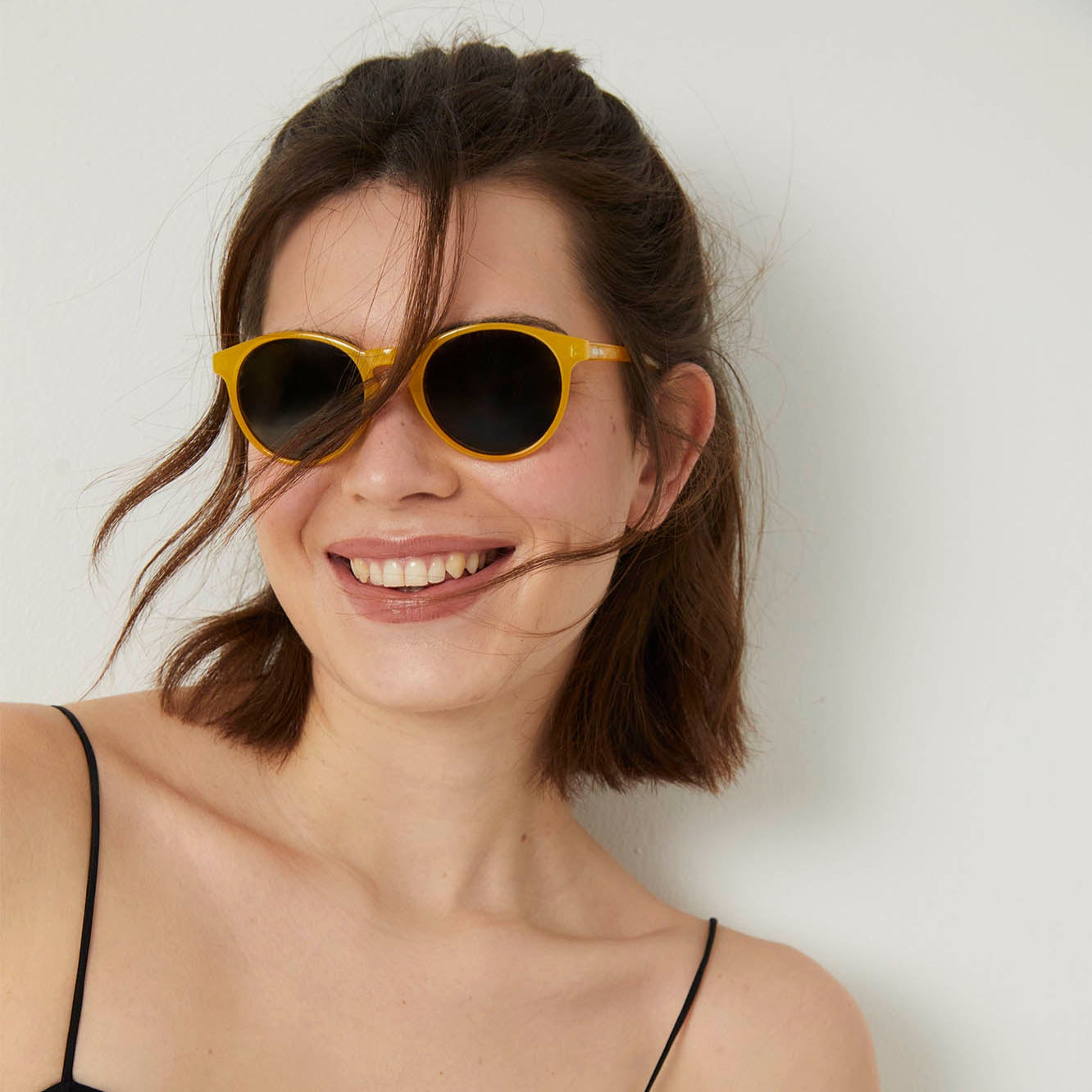 lunettes de soleil en bouteilles de plastique recycles isla transparent yellow pepper green  jaune ple transparent parafina unisexe lunettes isla bouteille recyclee jaune l armoire poethique 1