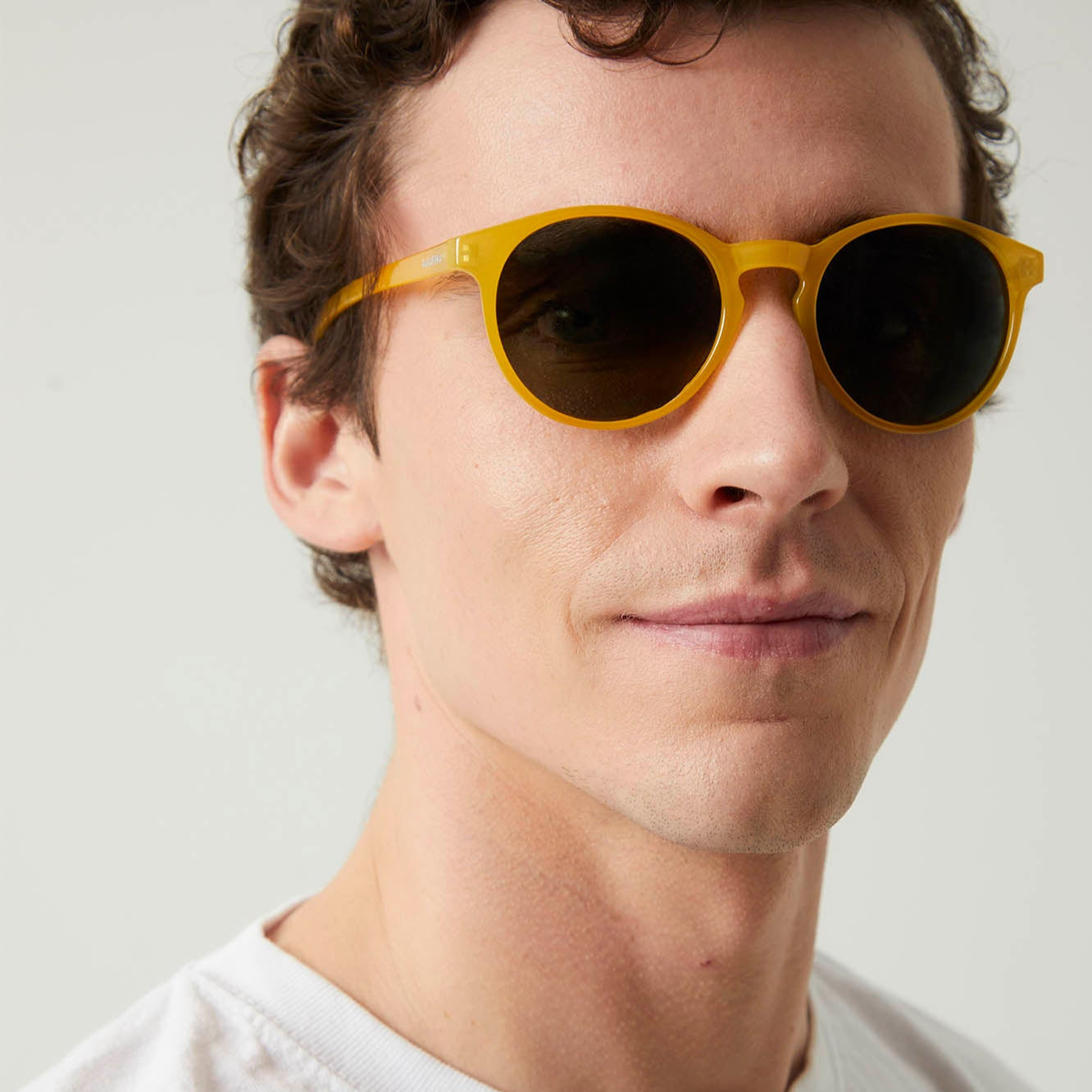 lunettes de soleil en bouteilles de plastique recycles isla transparent yellow pepper green  jaune ple transparent parafina unisexe lunettes isla bouteille recyclee jaune l armoire poethique 3