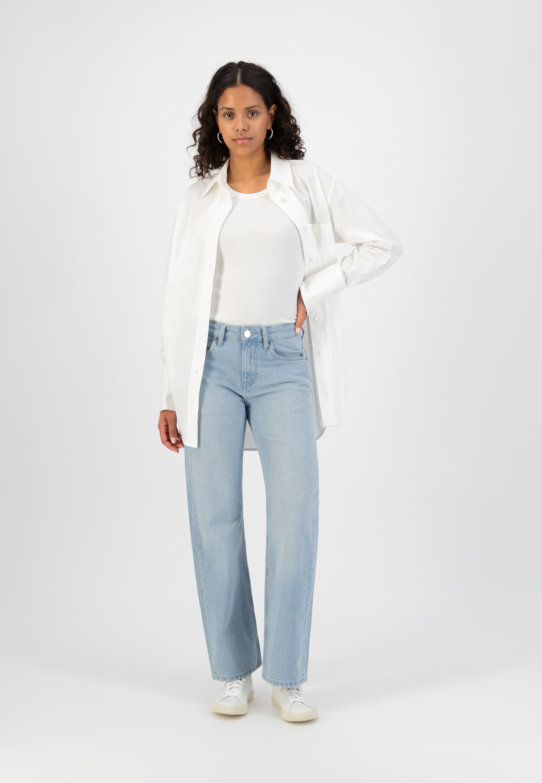 Jean droit en coton bio et coton recyclé · bleu clair - loose jamie sunny stone