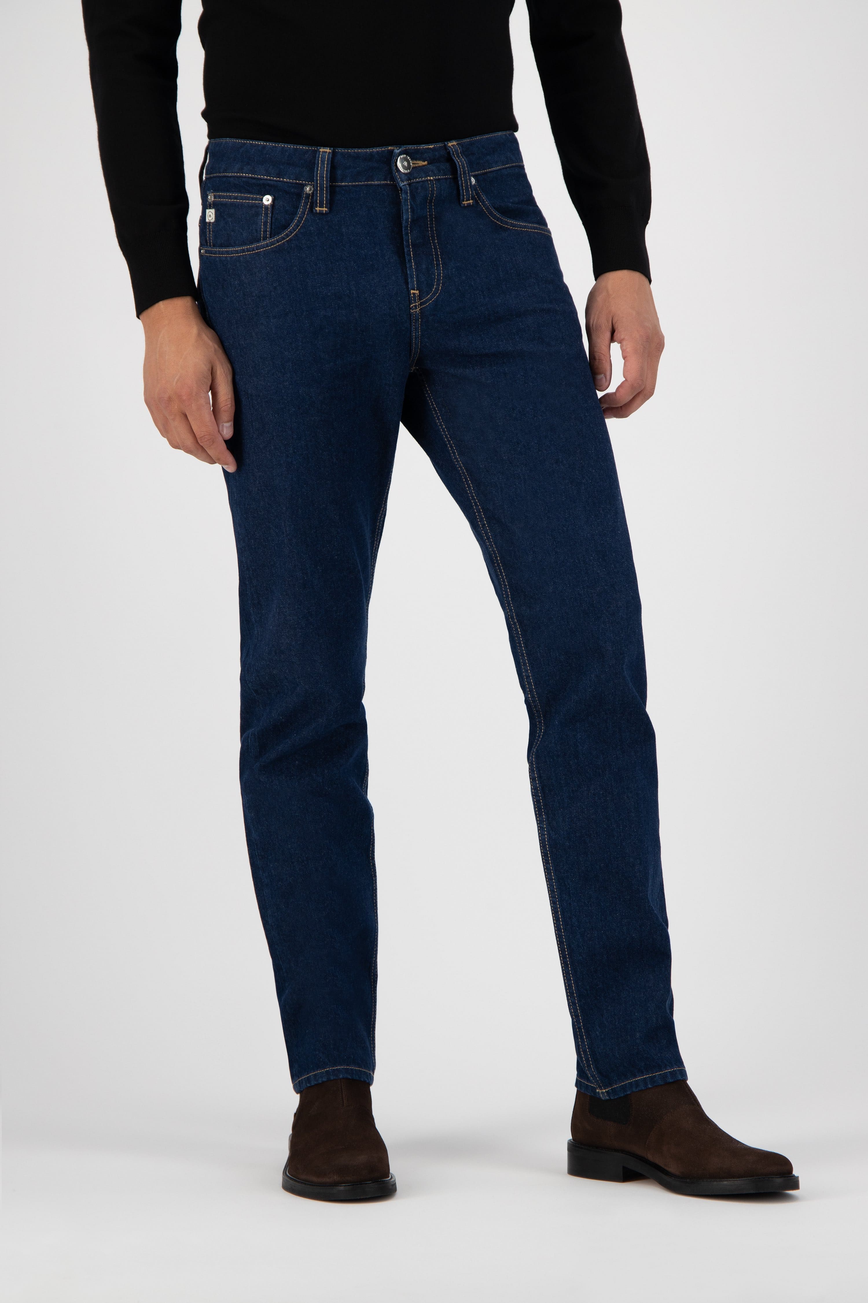 Jean droit large en coton bio et coton recyclé · bleu brut - extra easy strong blue
