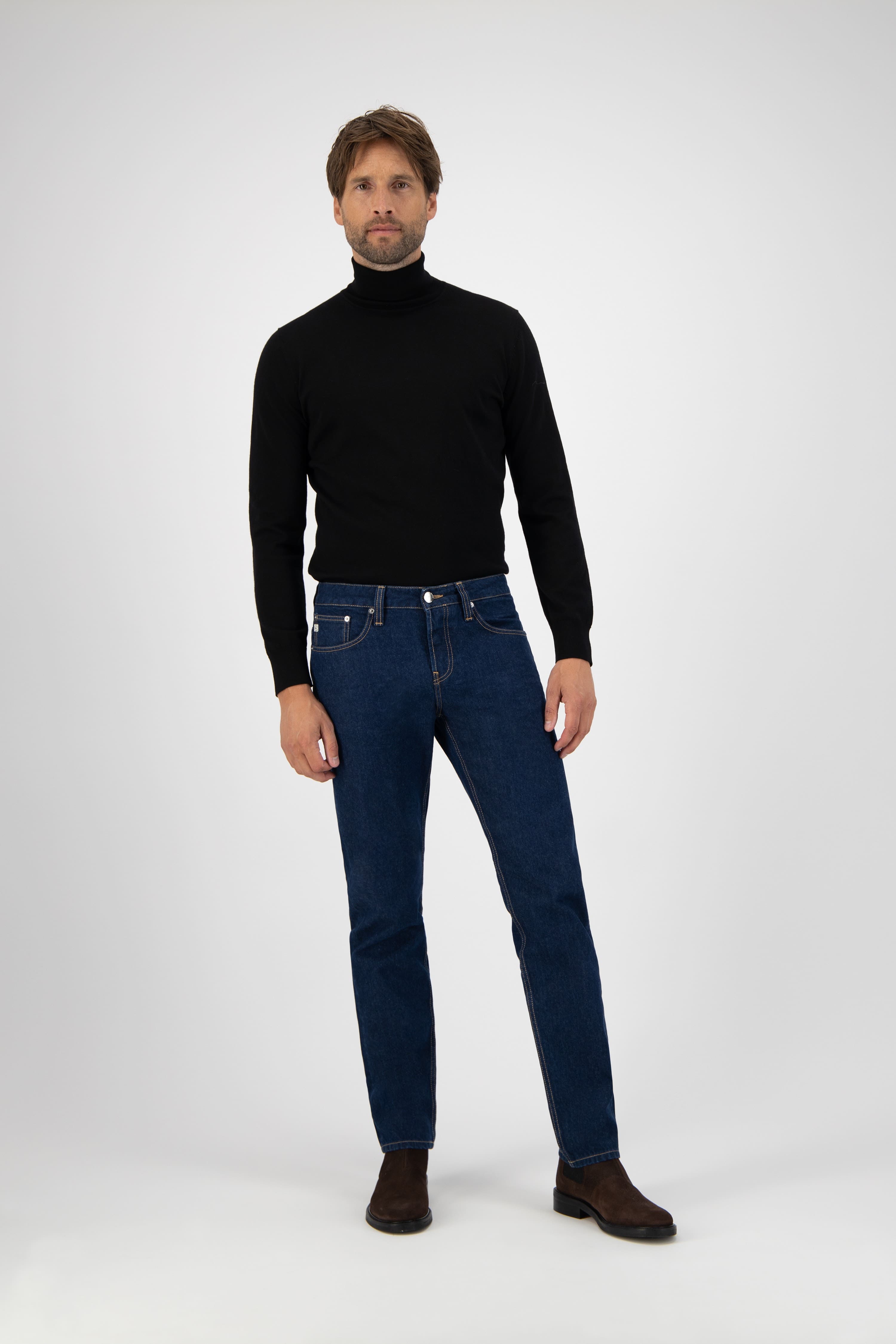 Jean droit large en coton bio et coton recyclé · bleu brut - extra easy strong blue