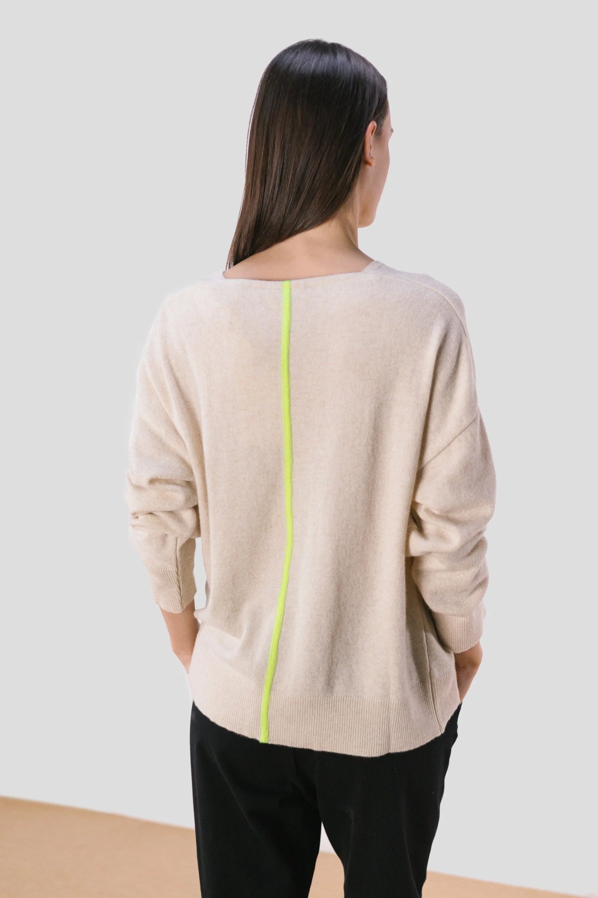 pan femme pull en laine creme et jaune fluo   jersey crudo raya fluor l armoire 