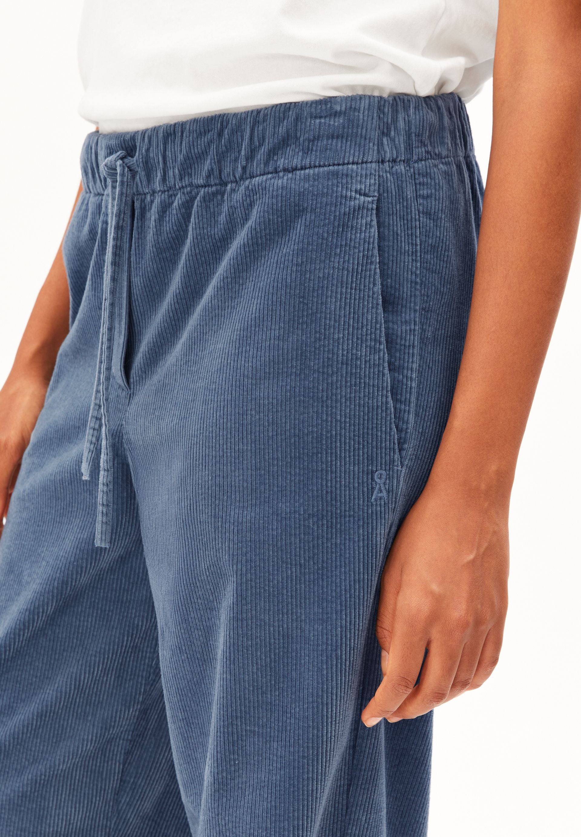 pantalon en velours de coton bio jaimilaa corduroy  bleu gris armedangels femme pantalon velour jaimilaa coton bio bleu gris l armoire poethique 3